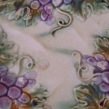 Onnaing grape bunches dabbling plate