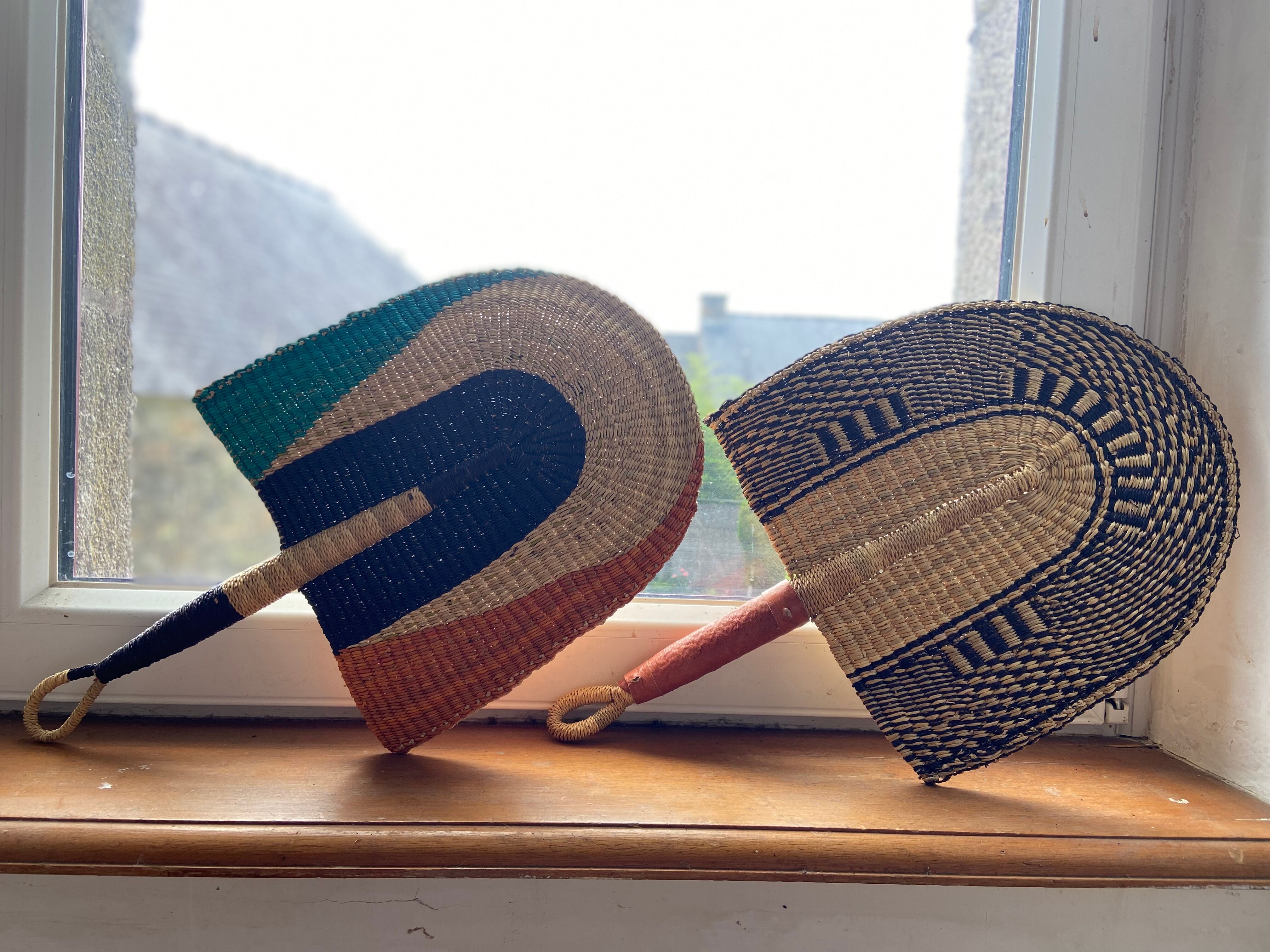 4 raffia fans