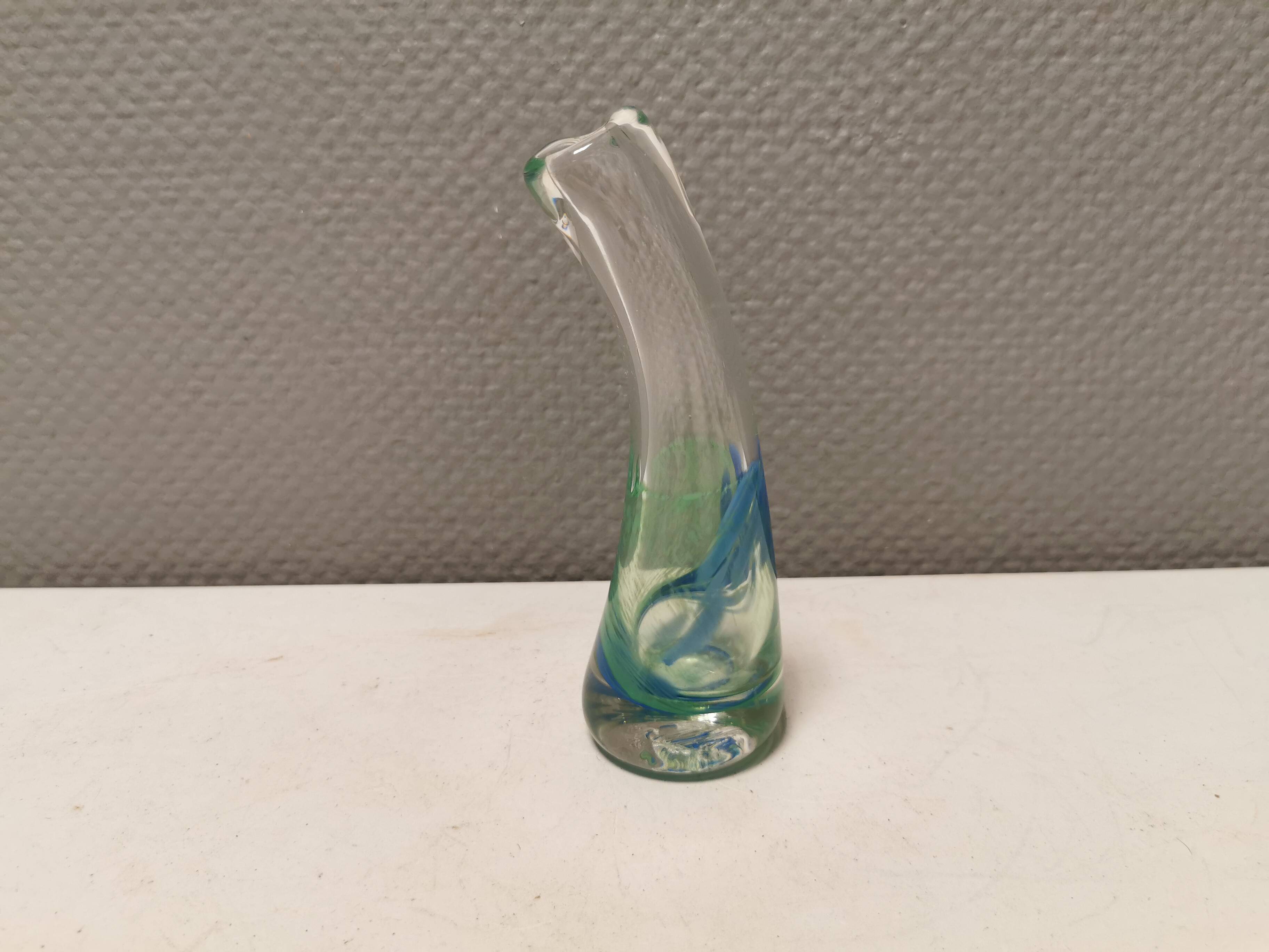 Beau vase en verre fait main, du Danemark des années 1960-70