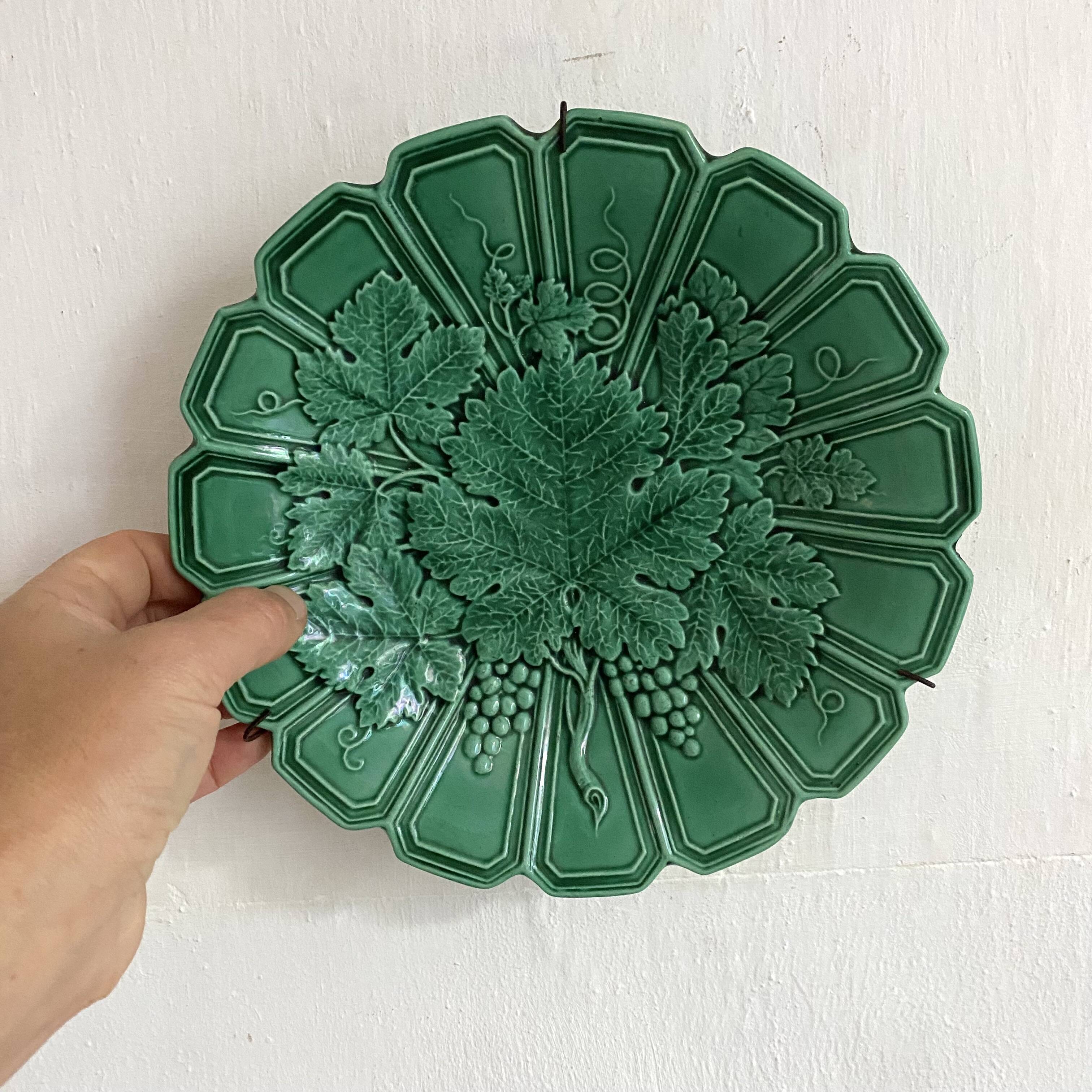Wall plate in earthenware with a vine leaf design
