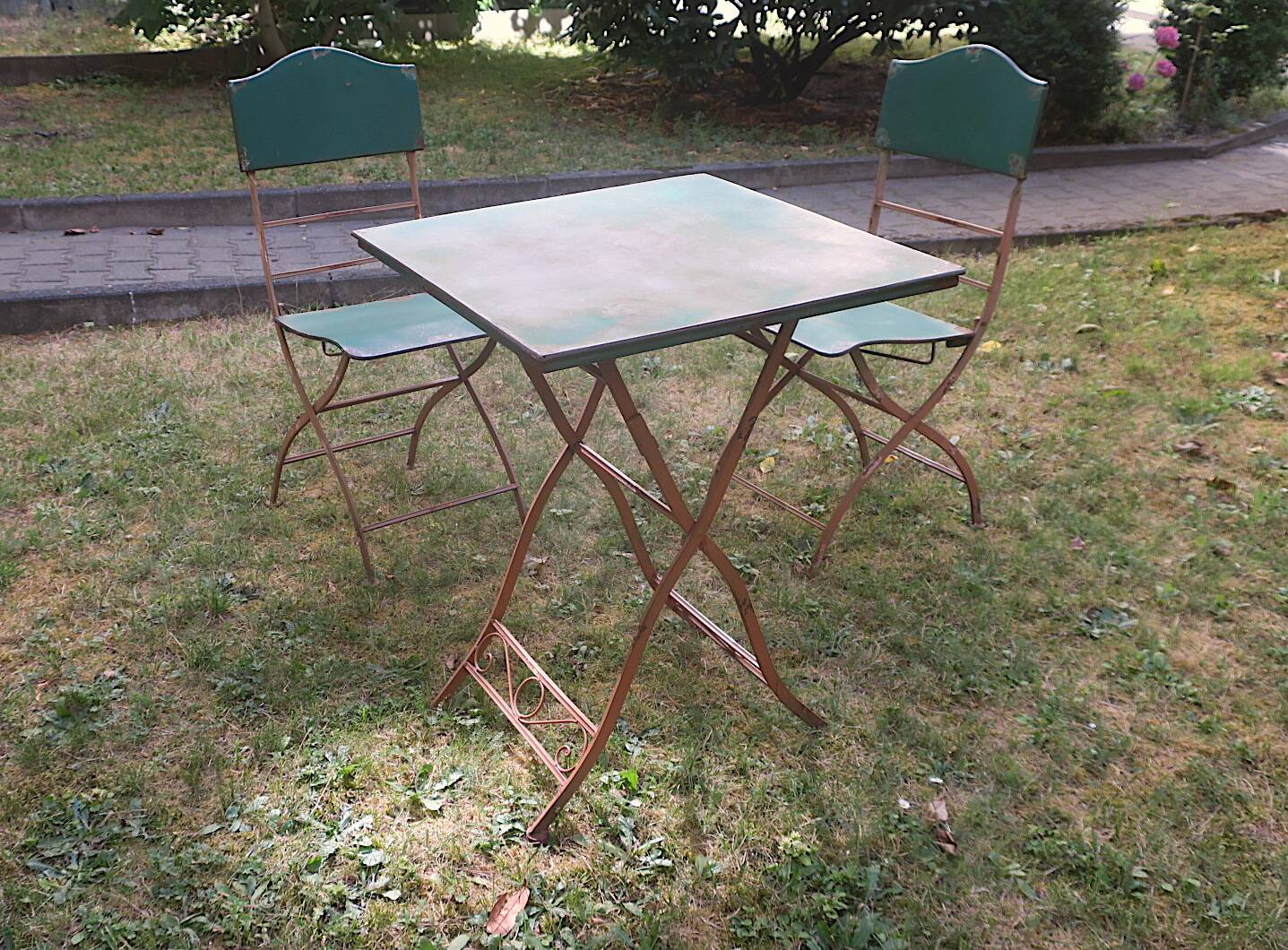 Mid century distressed painted iron garden table and 2 chairs, 1960s