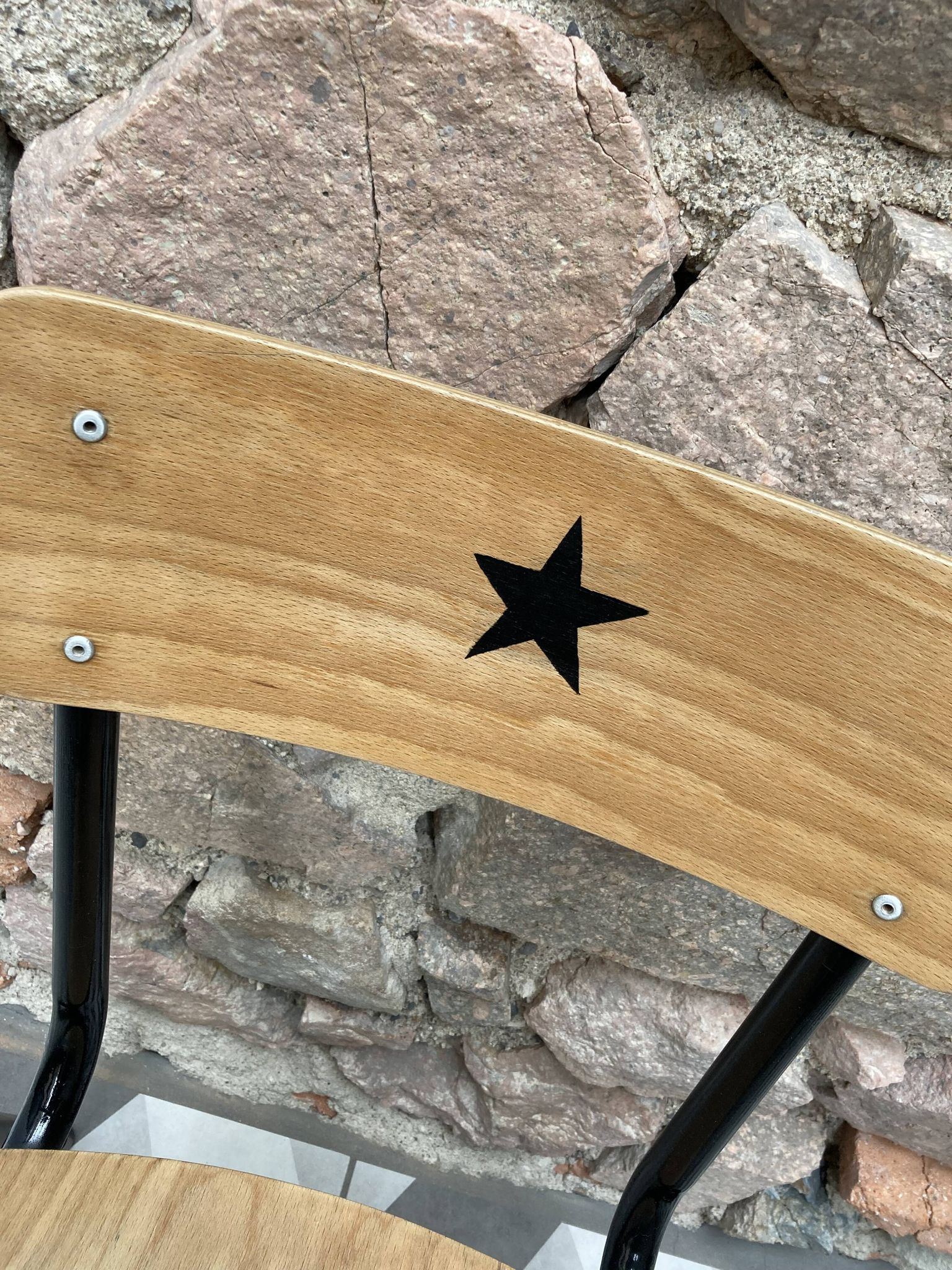 Paire de chaises d'école rénovées motif étoile