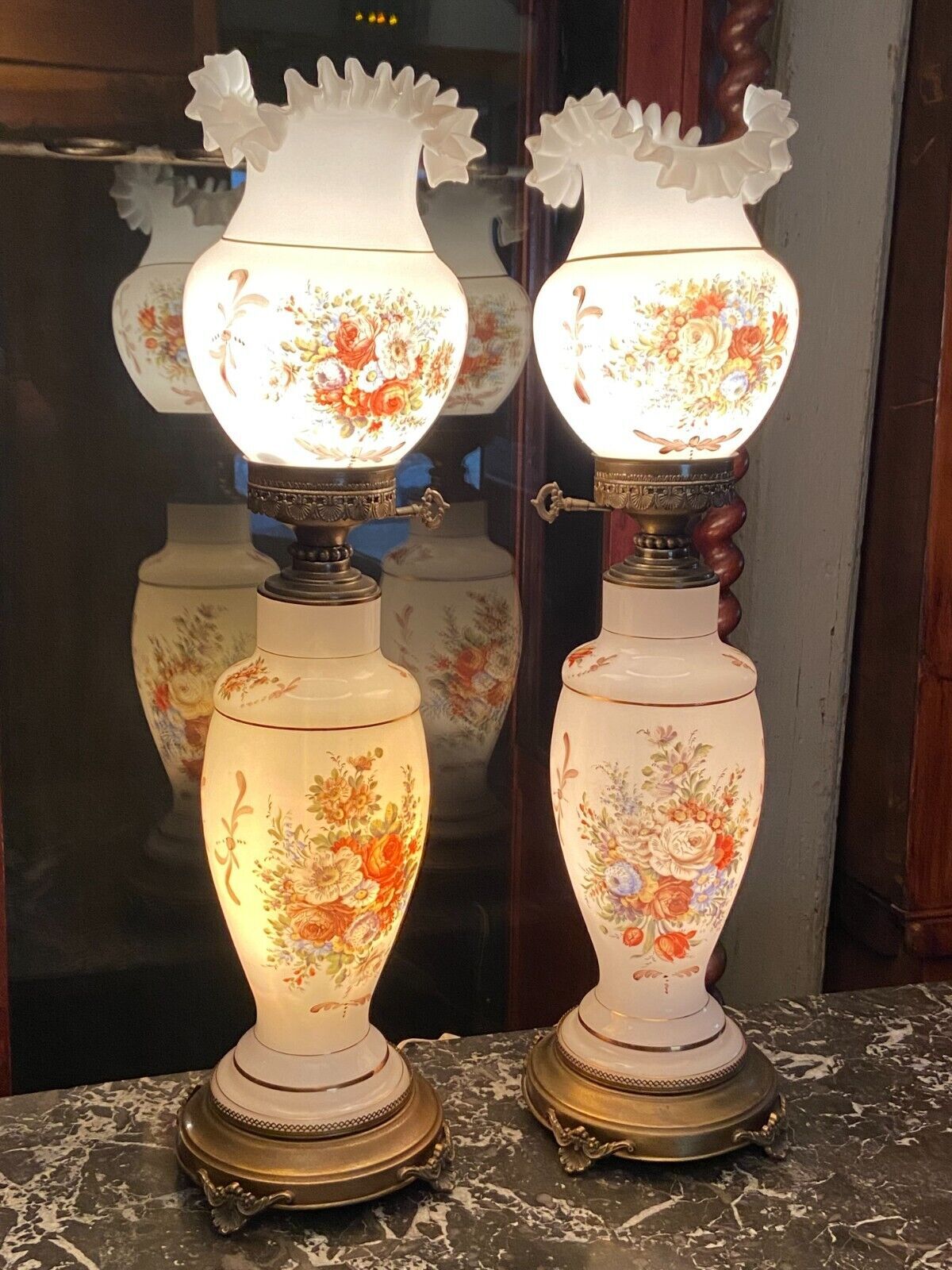 Paire de lampes en opaline blanche à décor floral
