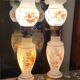 Paire de lampes en opaline blanche à décor floral