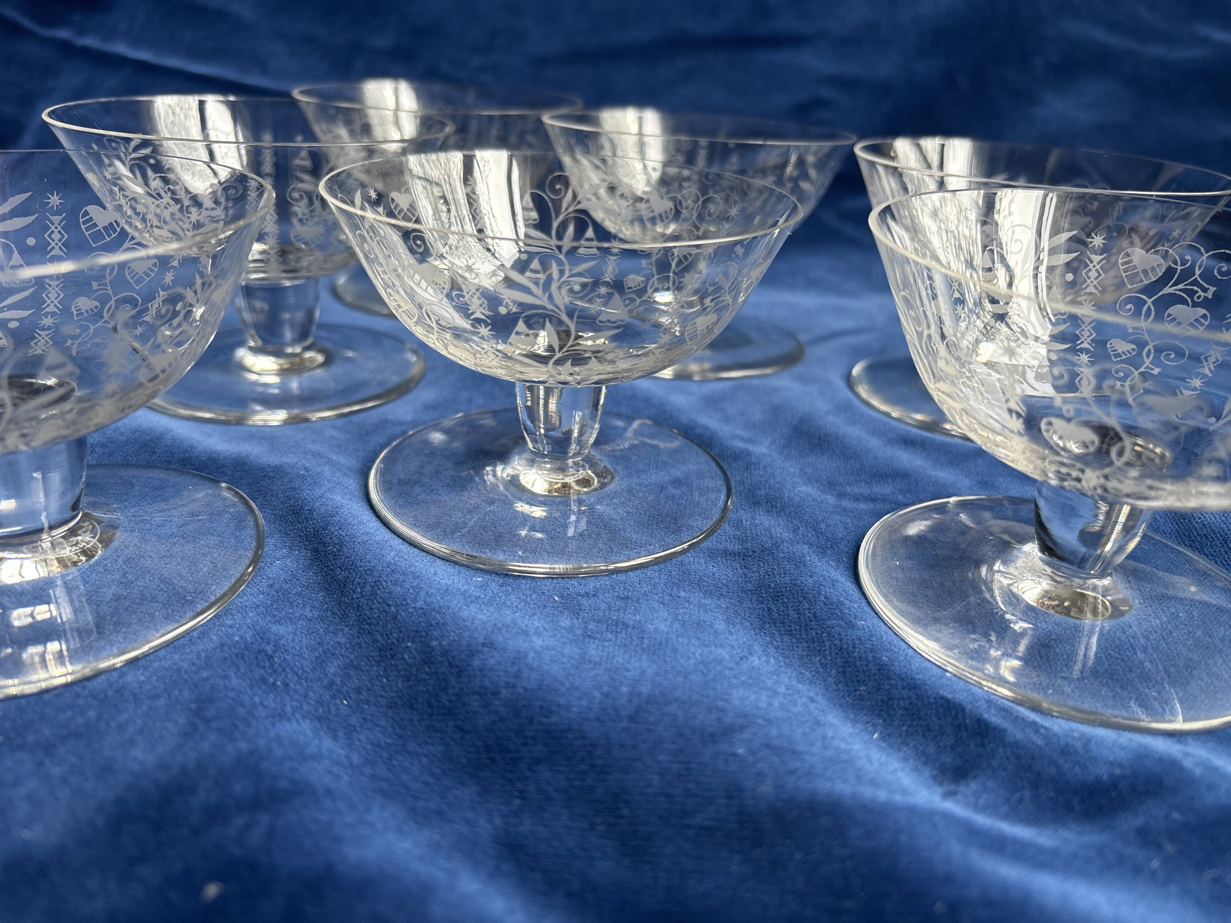7 coups à champagne en cristal gravé  Baccarat