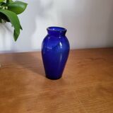 Vase en verre bleu