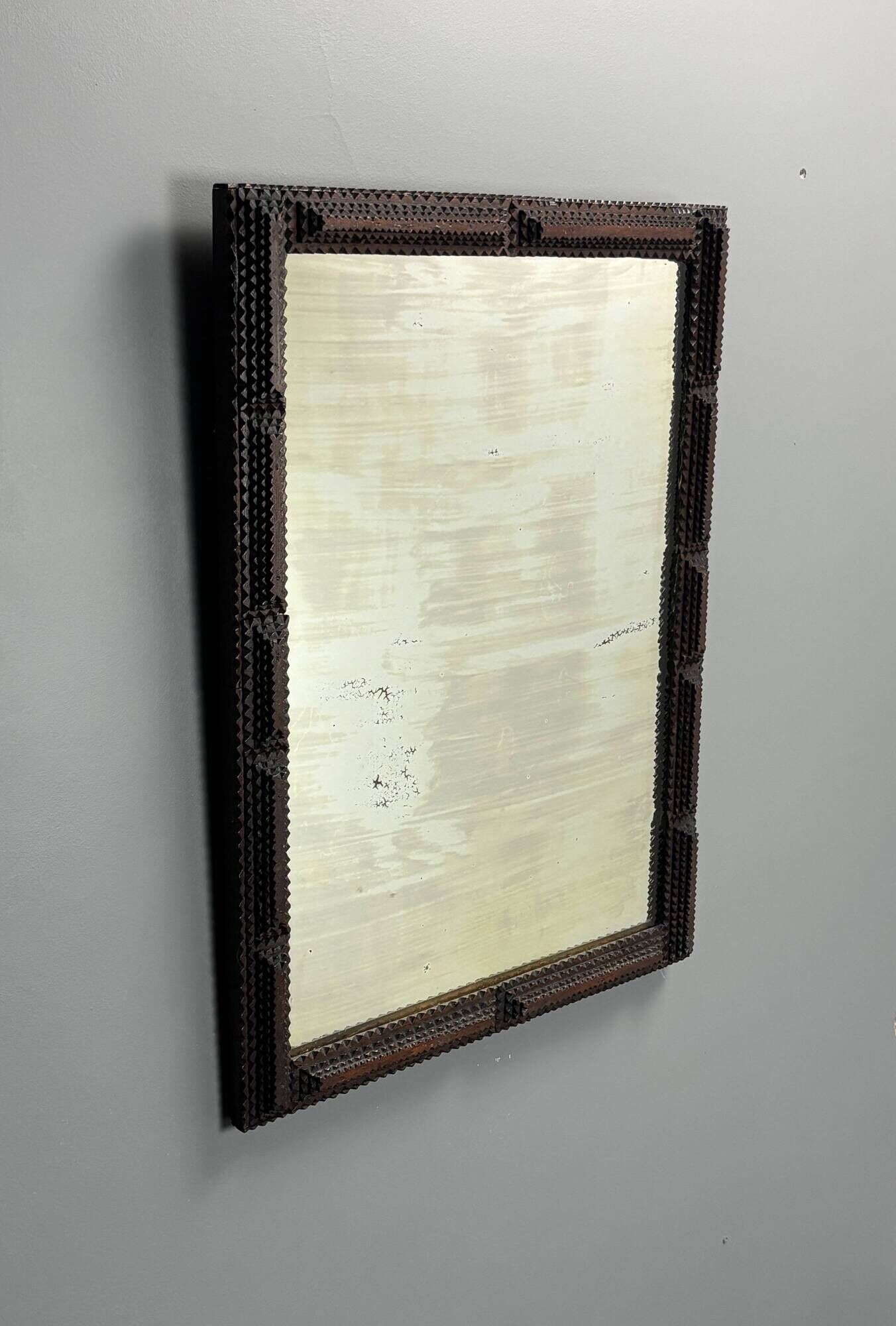 Miroir ancien en art populaire tramp, Belgique vers 1900.