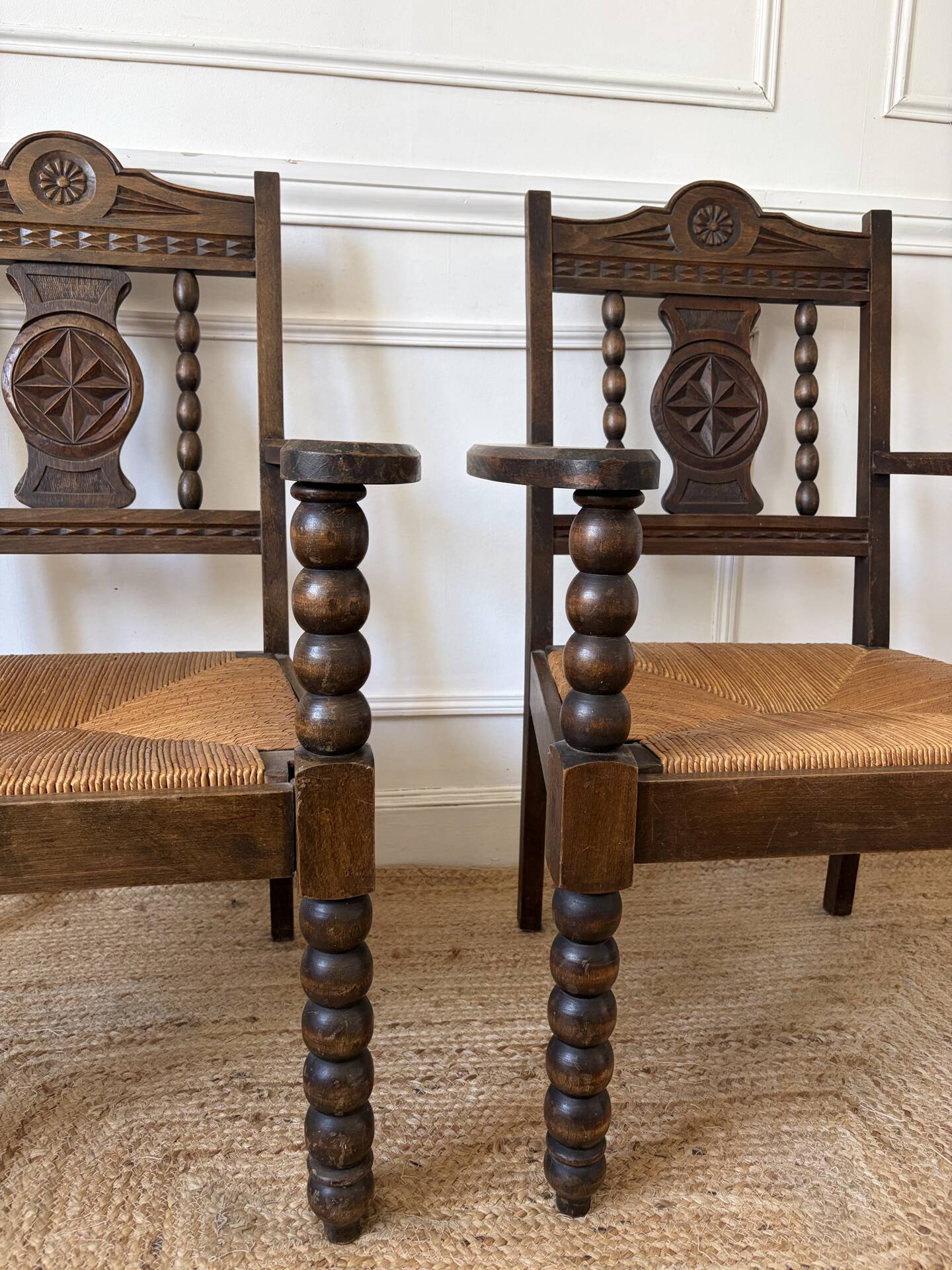 Paire de fauteuils rustiques esprit Charles Dudouyt