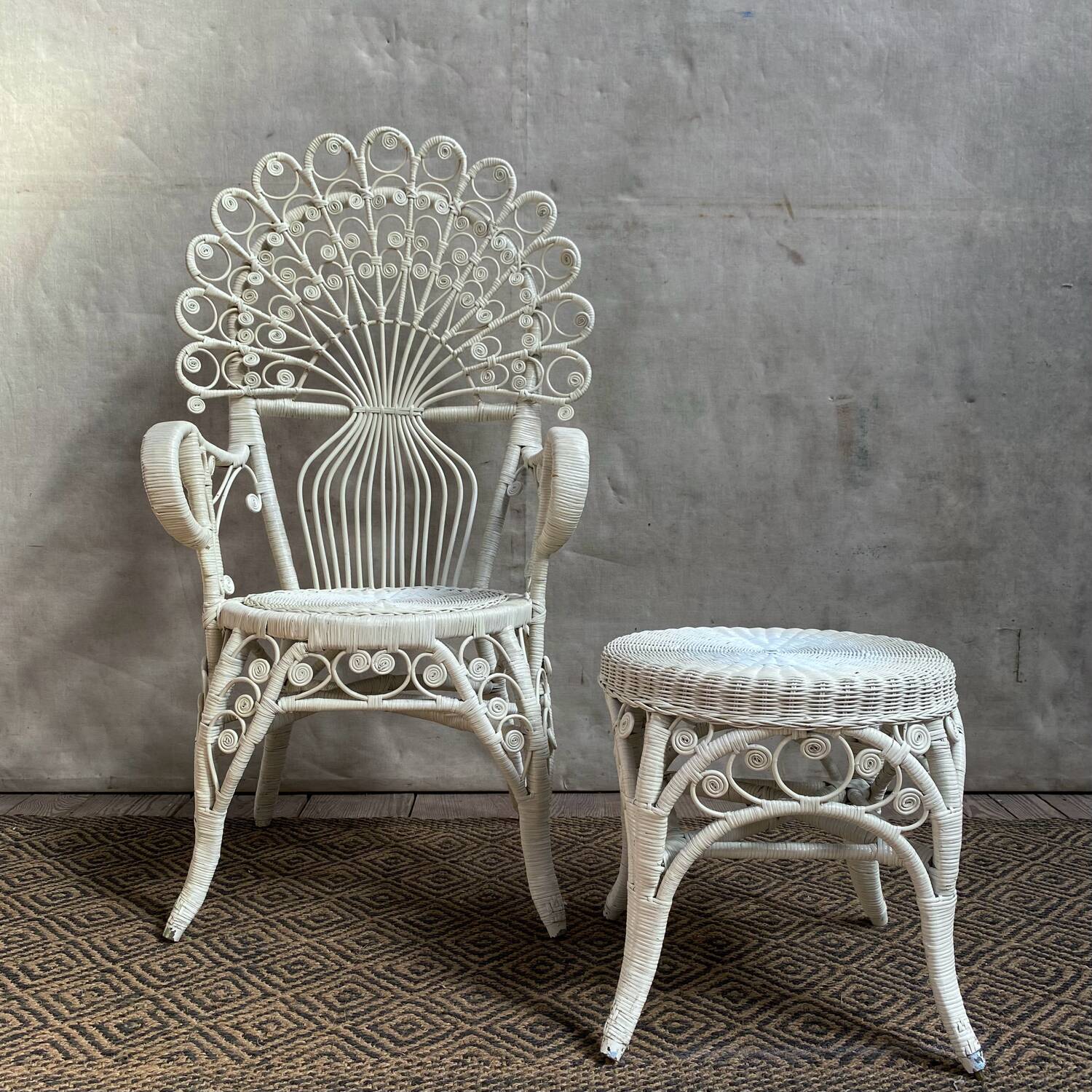 Armchair + footrest Emmanuelle