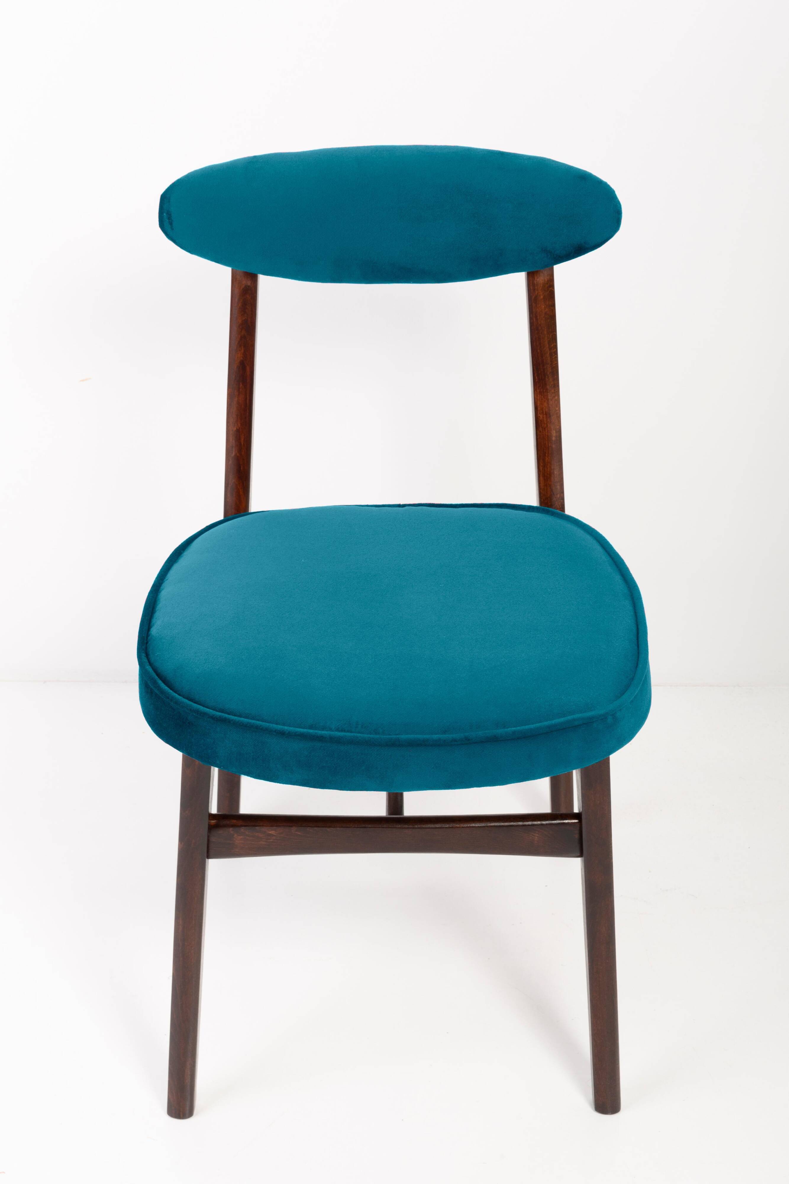 Chaise vintage en velours bleu pétrole conçue par Rajmund Hałas, Europe, années 1960