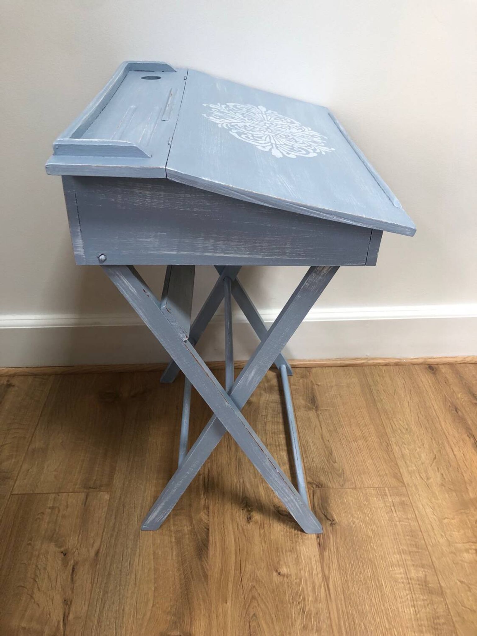 Joli pupitre / bureau d’enfant en bois