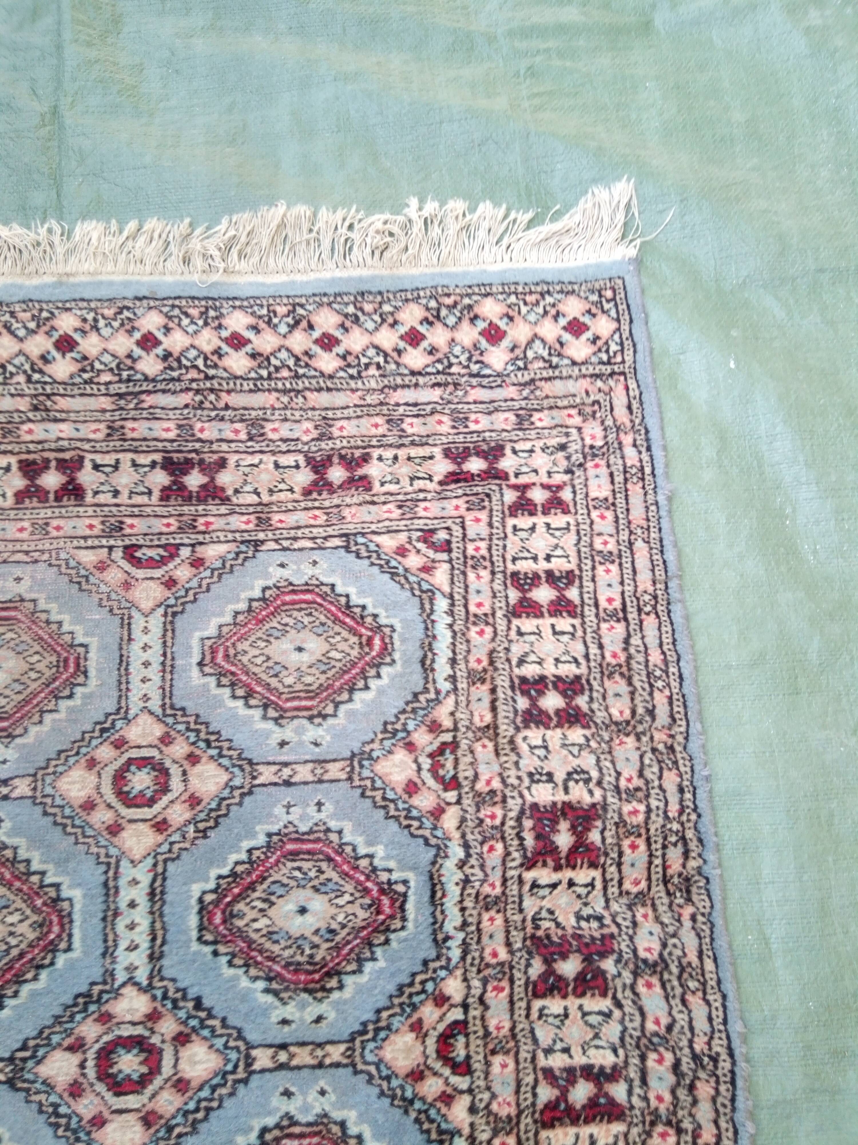 Old handmade wool oriental rug. 190 x 126cm