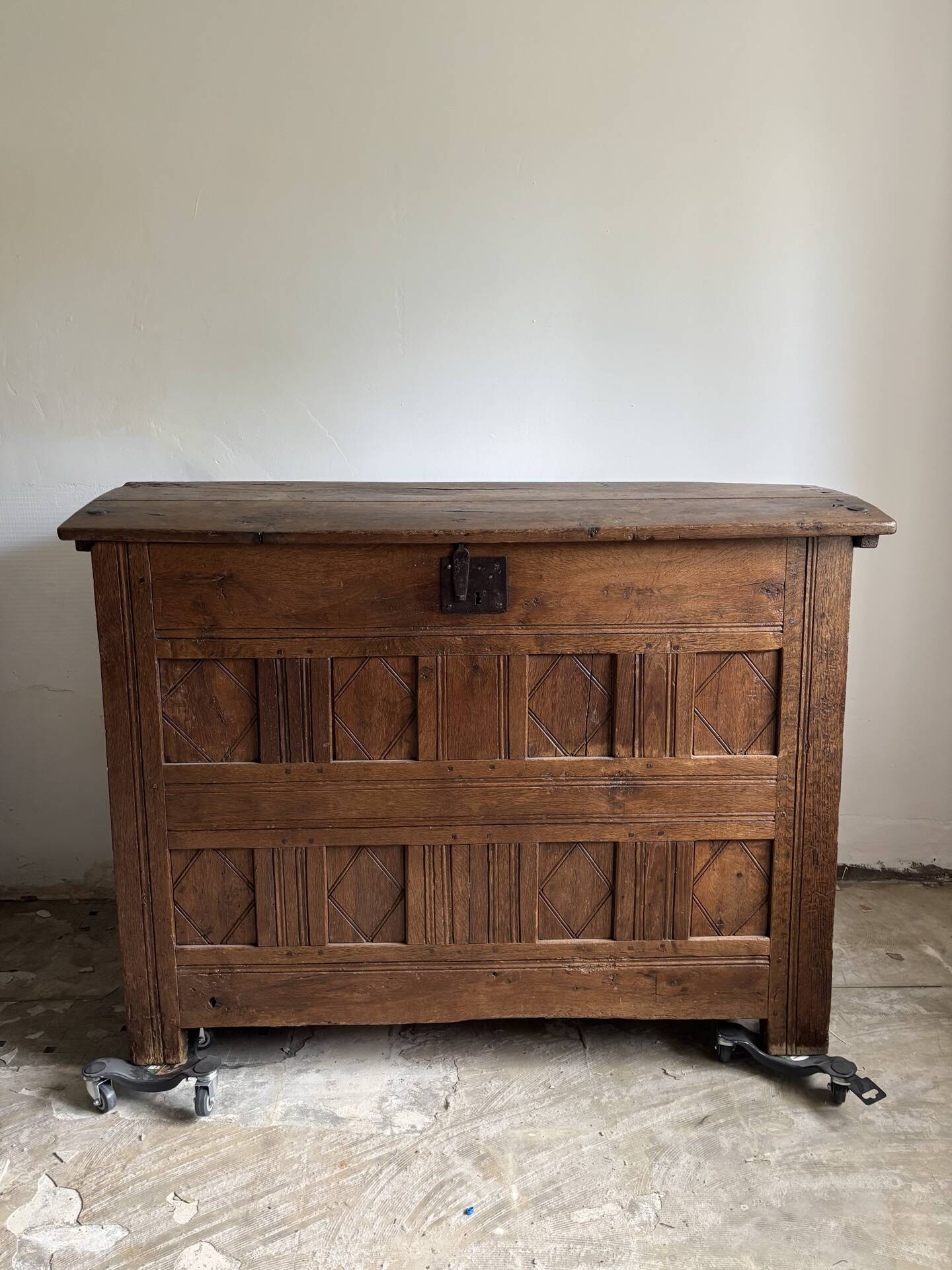 Antique oak chest from the 17th to 18th century.