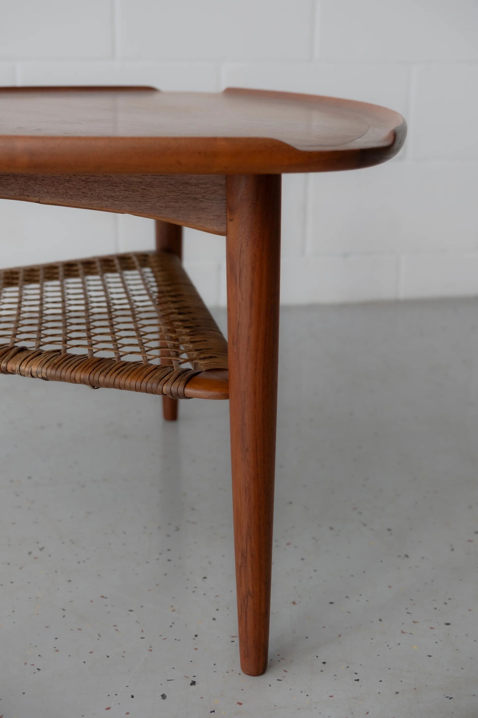 Table basse en teck Poul Jensen en forme de triangle