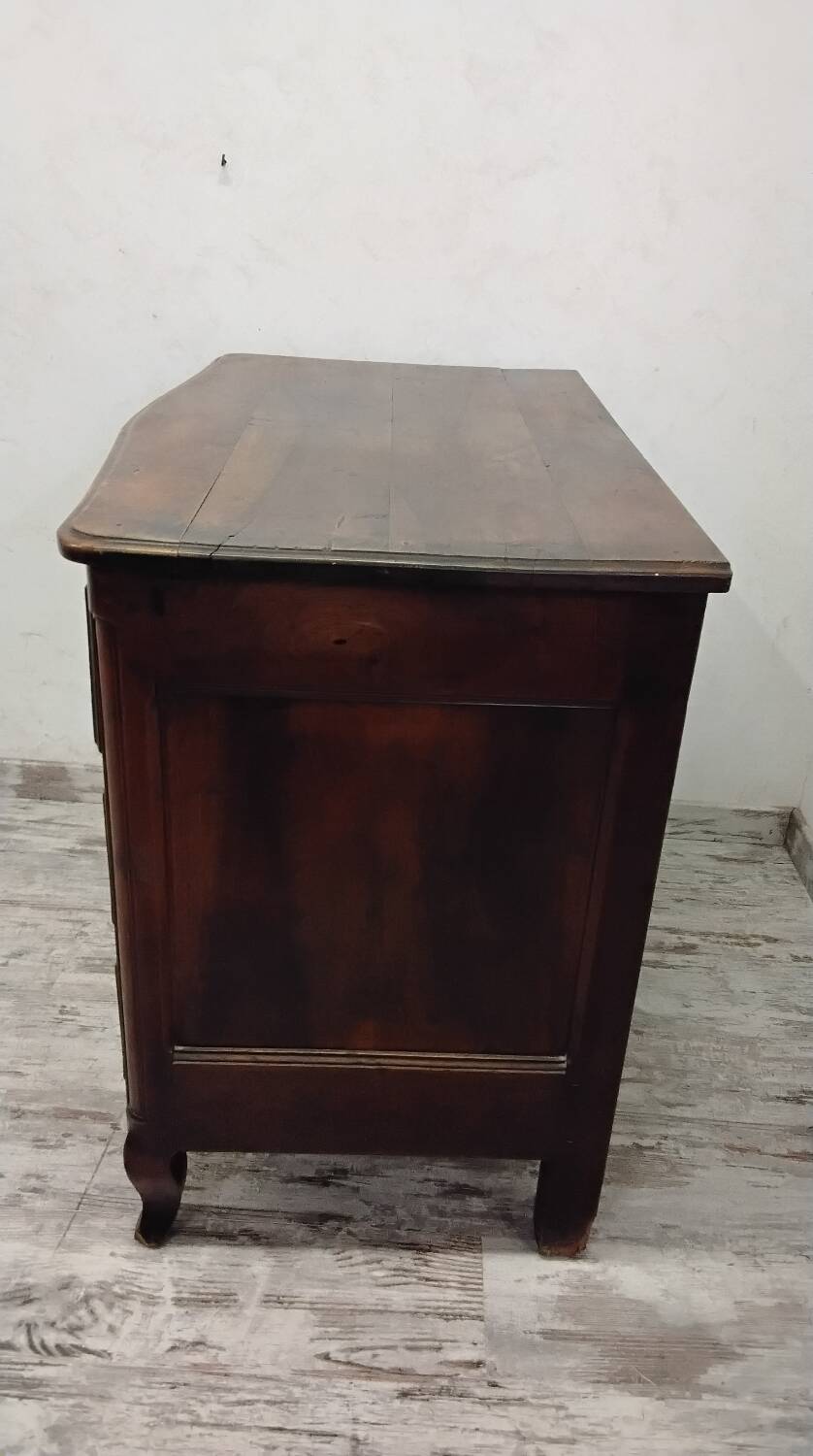 Rustic walnut chest of drawers from the 18th century