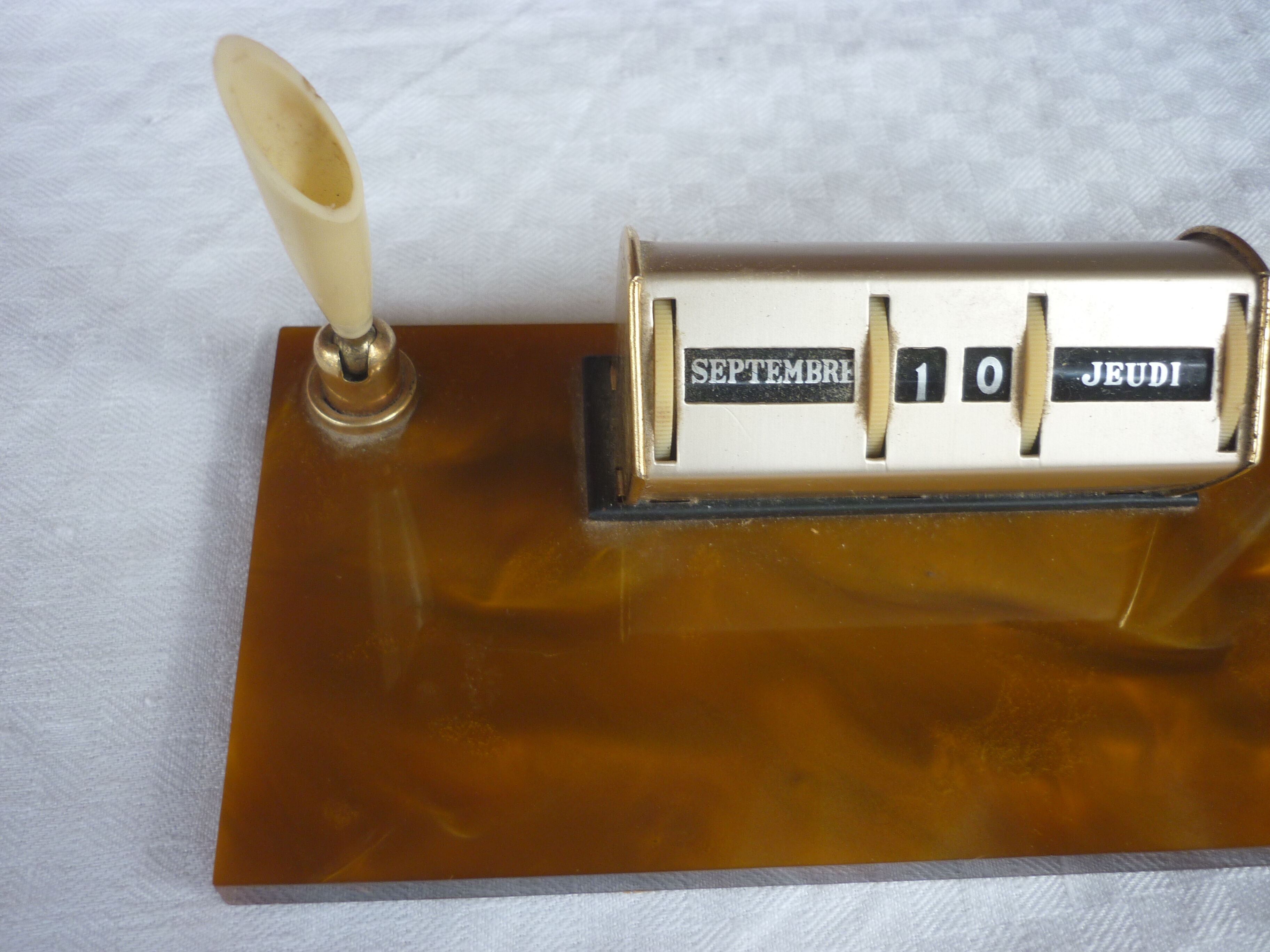 Perpetual metal and plastic calendar