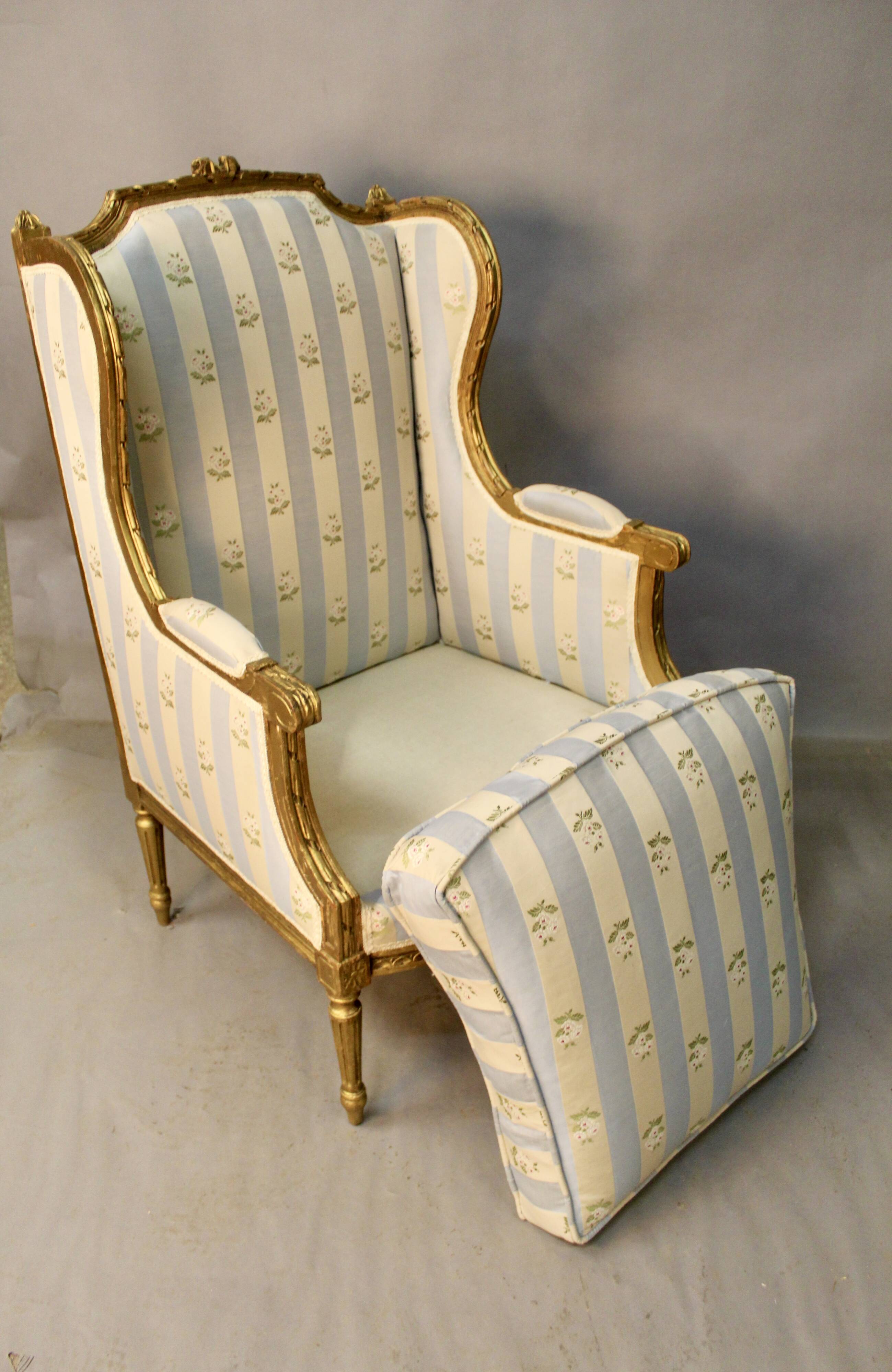 Bergère à oreilles de style louis xvi en bois doré