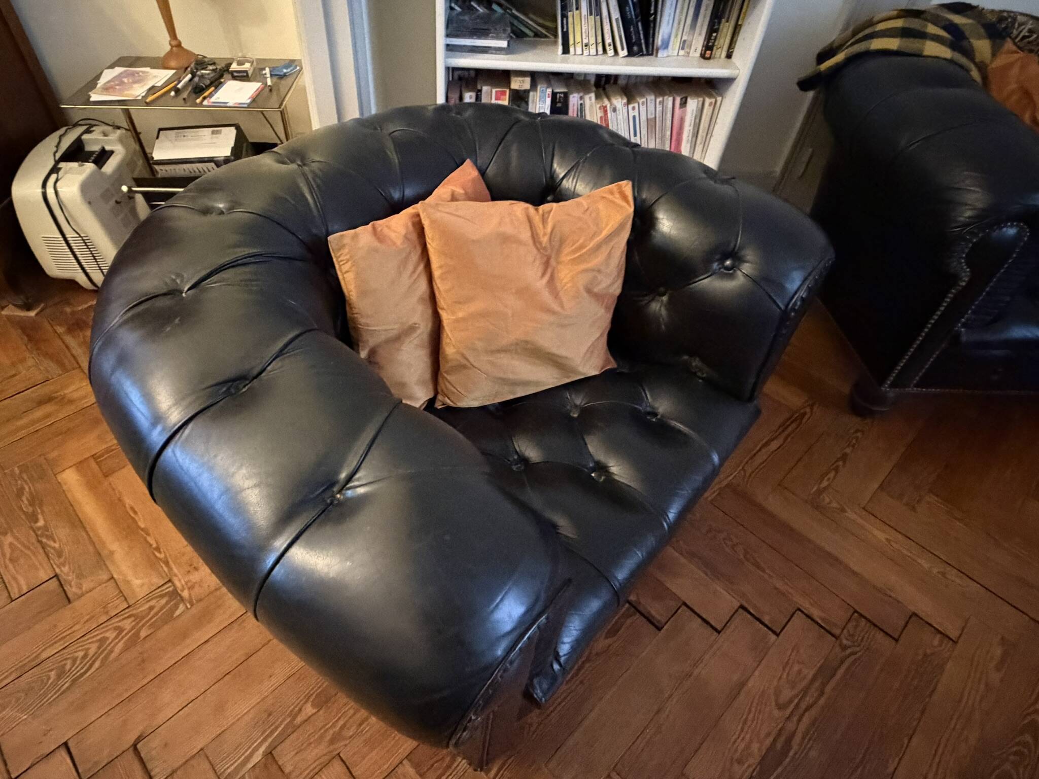 Canapé Chesterfield cuir noir + paire de fauteuils