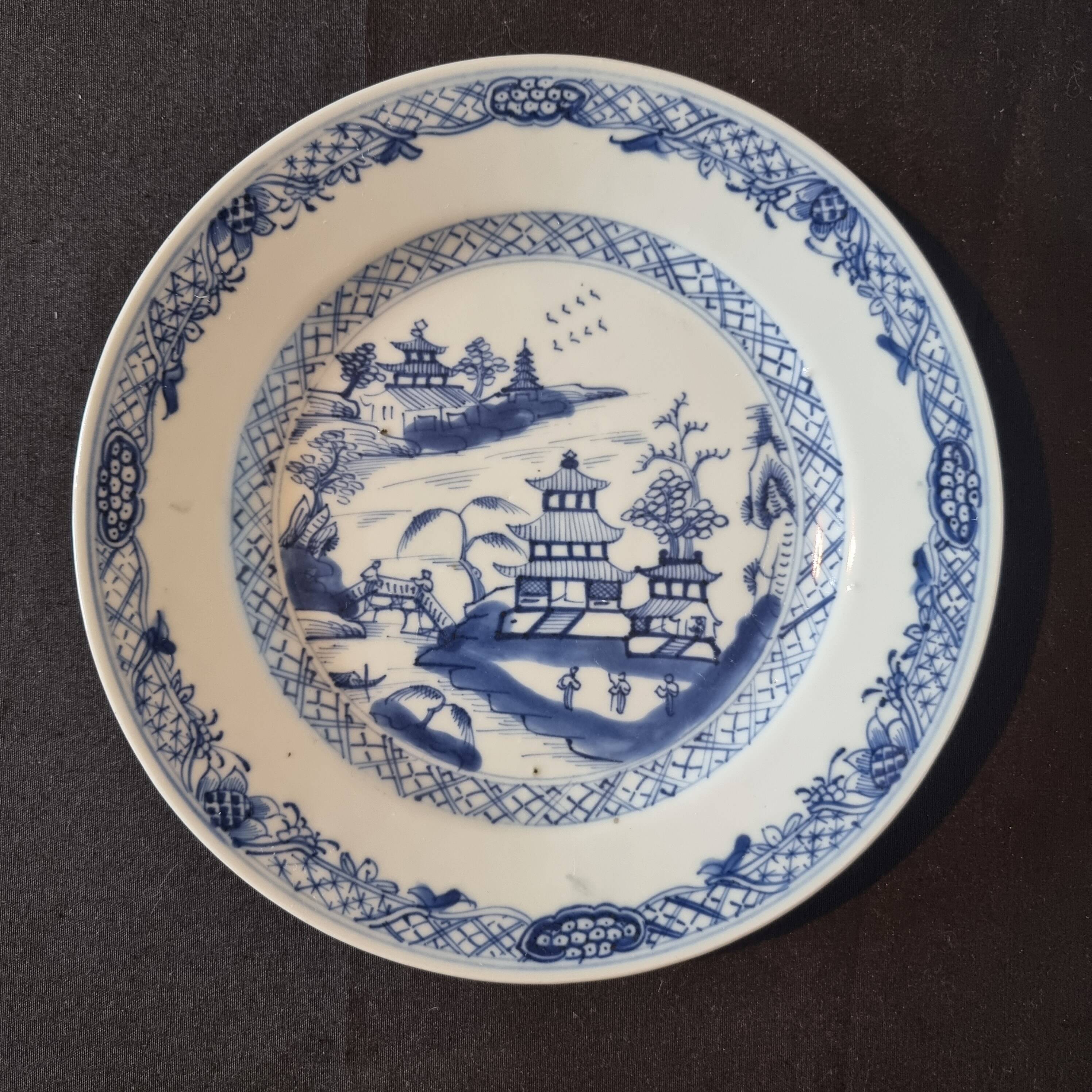 Chinese porcelain plate, Qing dynasty, Qianlong period (1736-1795)