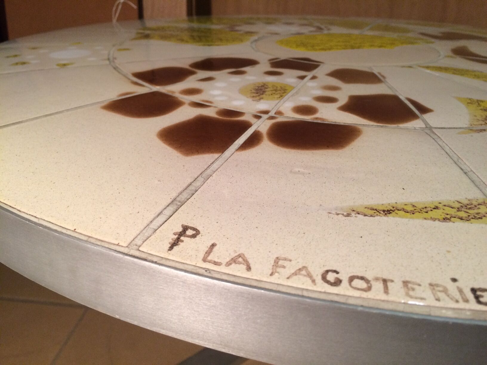 Round vintage coffee table with ceramic tray - 70s