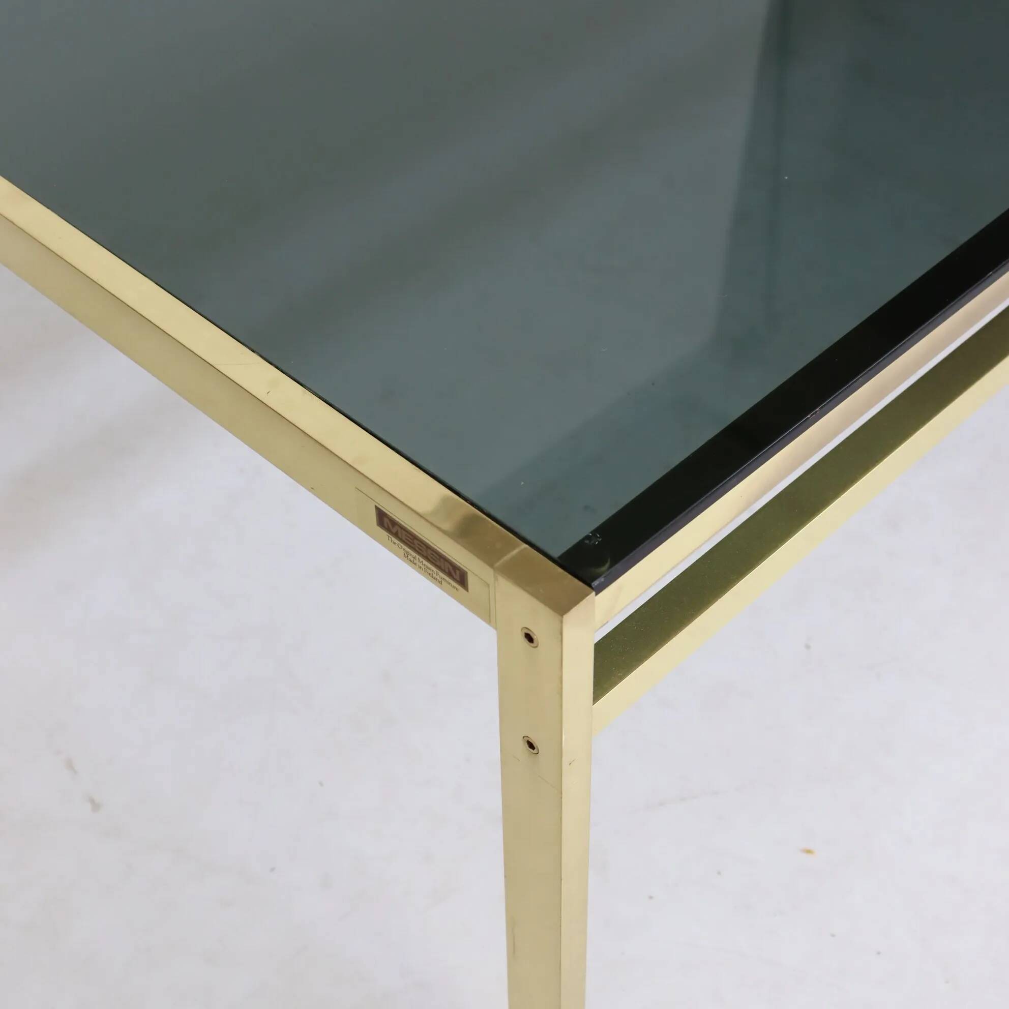 Table basse en verre et métal doré