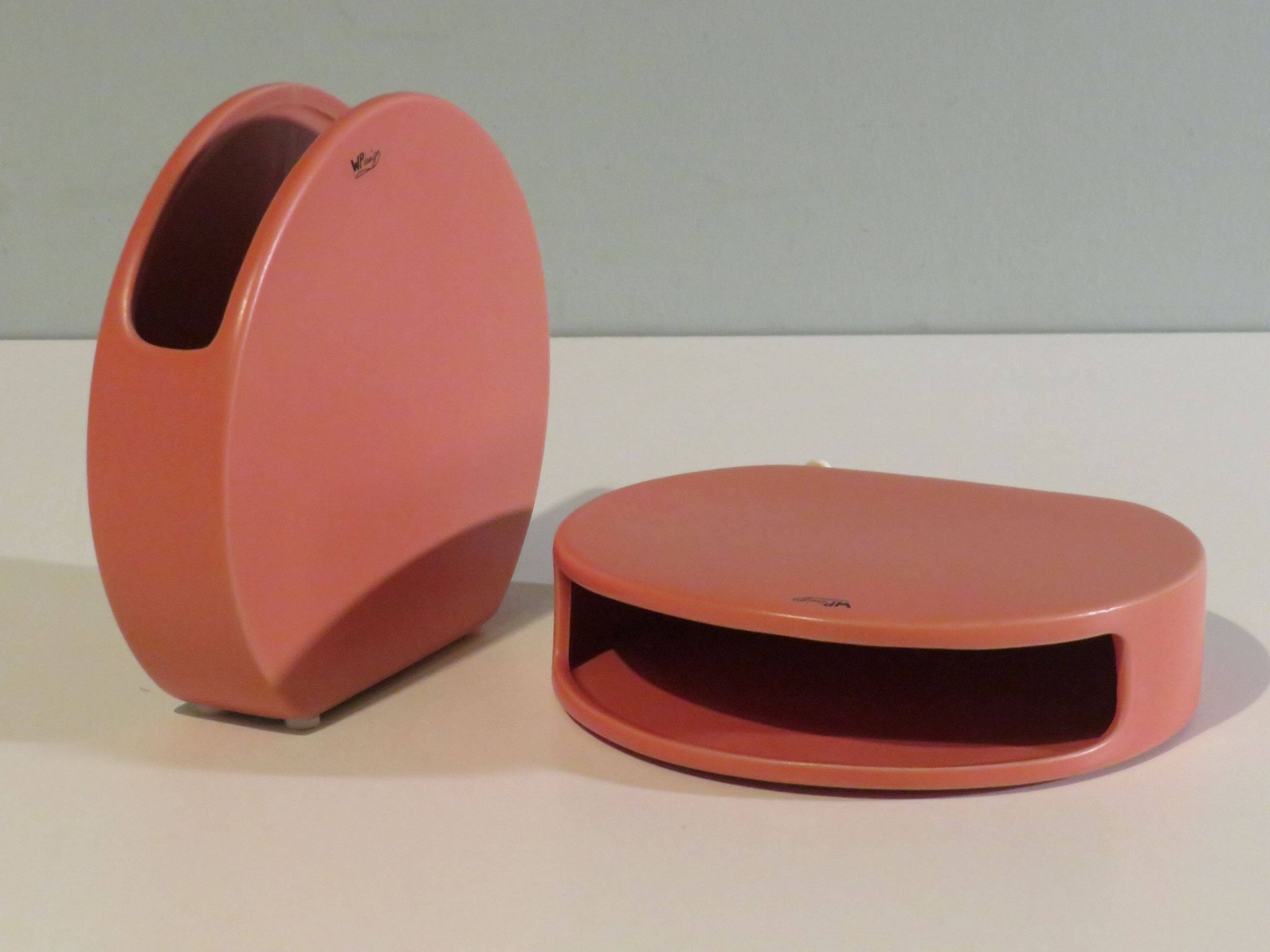 Set of 2 pink ceramic vases, 1980s Memphis style.