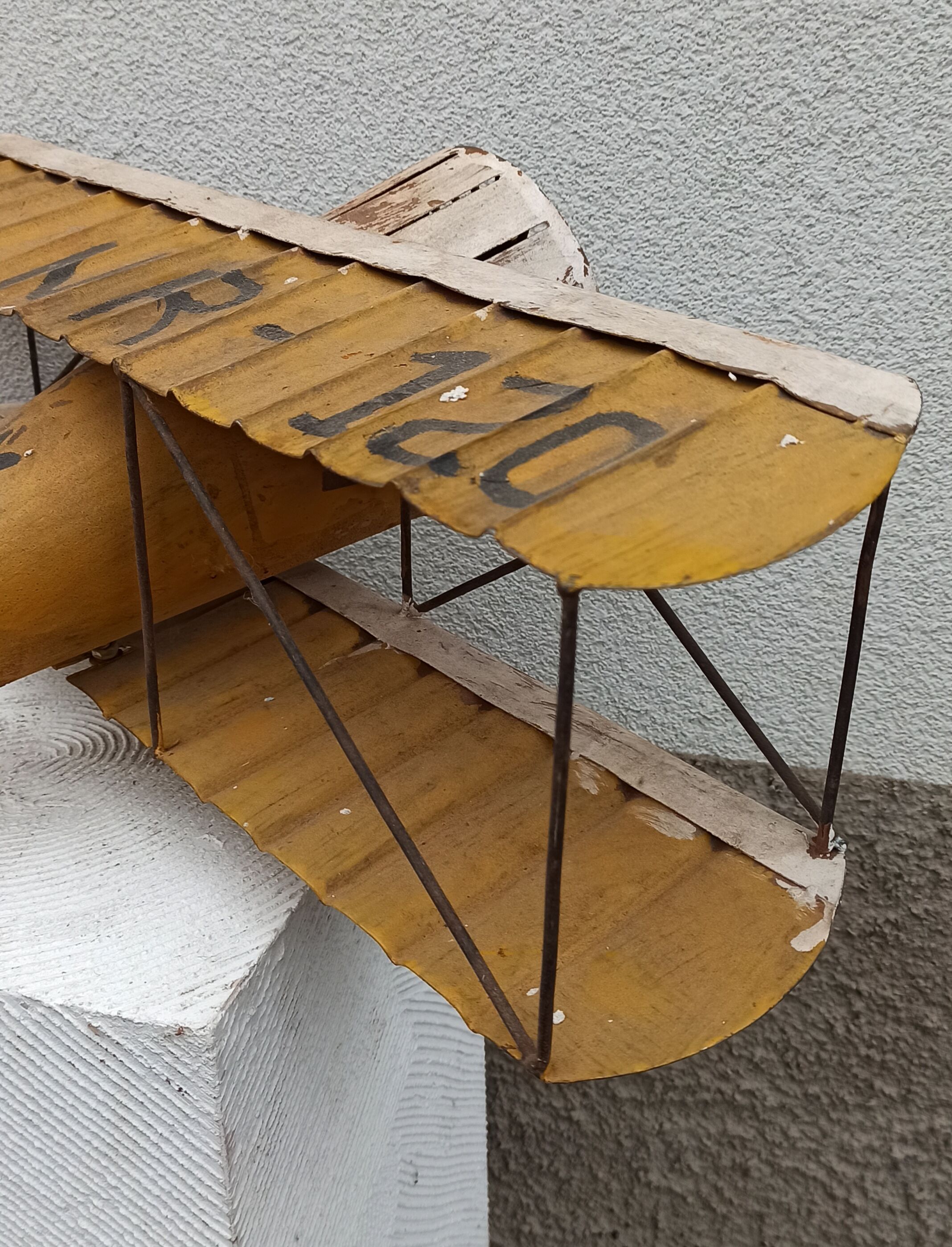 Avion miniature en métal
