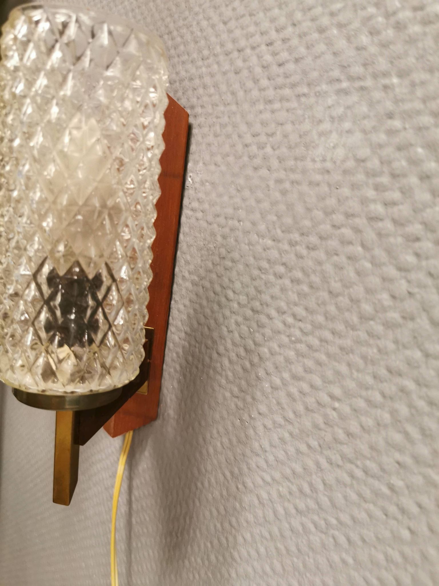Applique danoise double en teck, laiton et verre cristal.