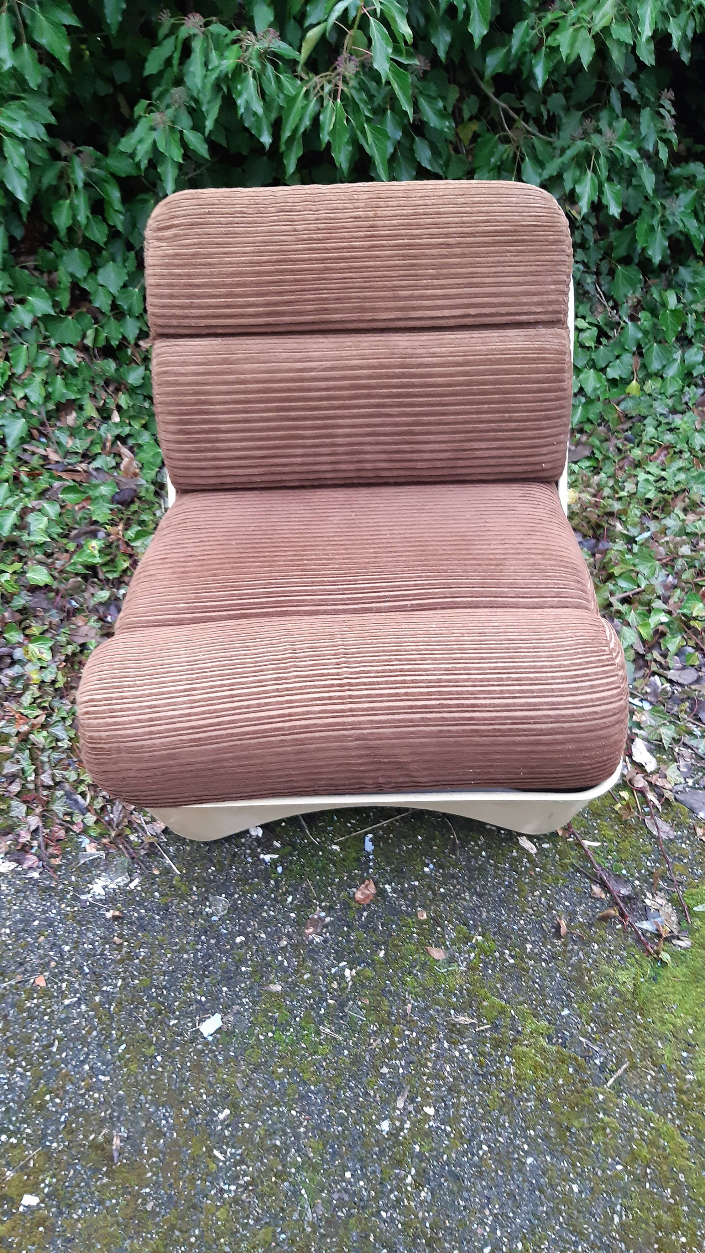 Chauffeuse seventies fibre et velours