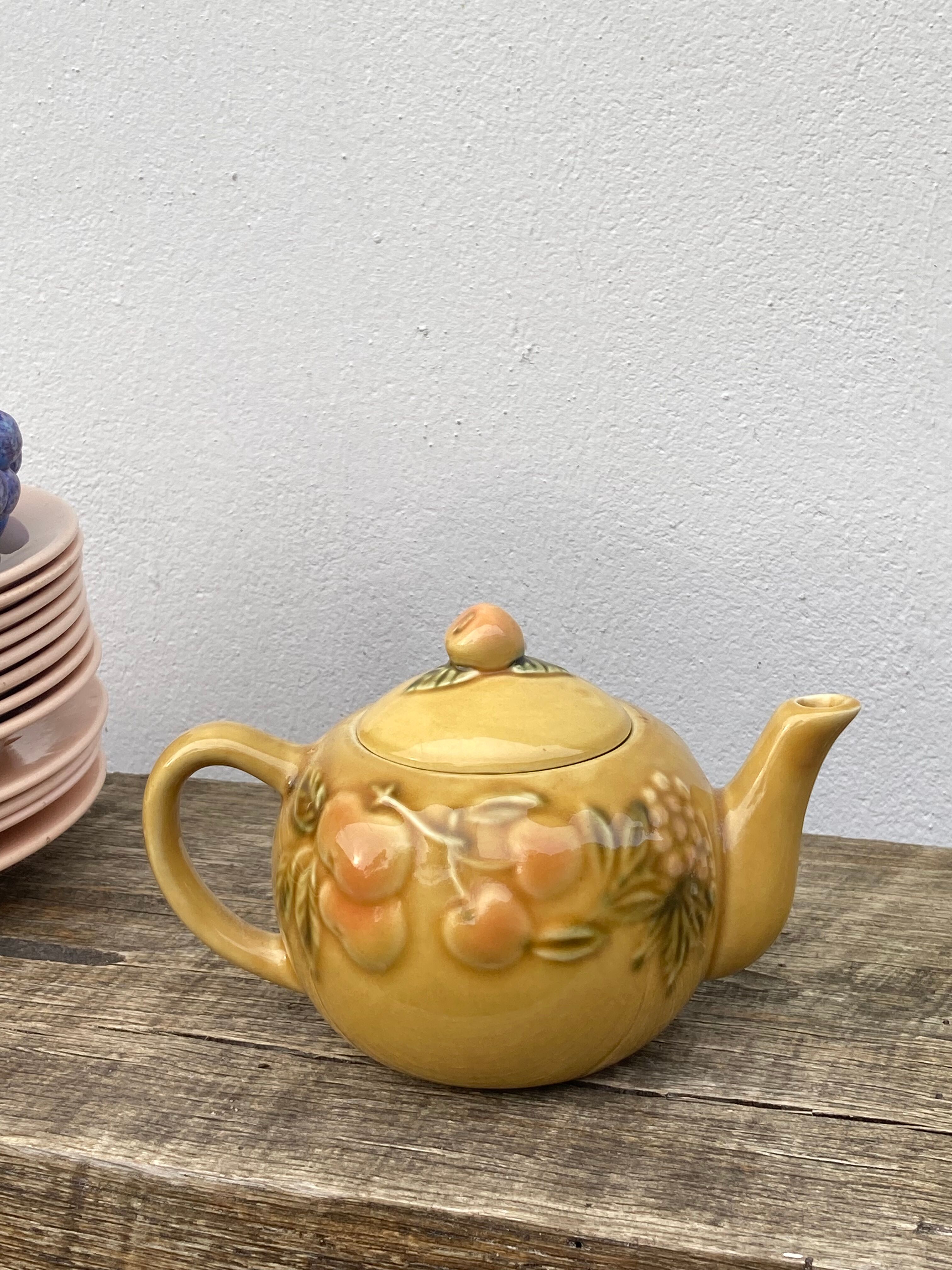 Teapot in vintage beige fruit slip