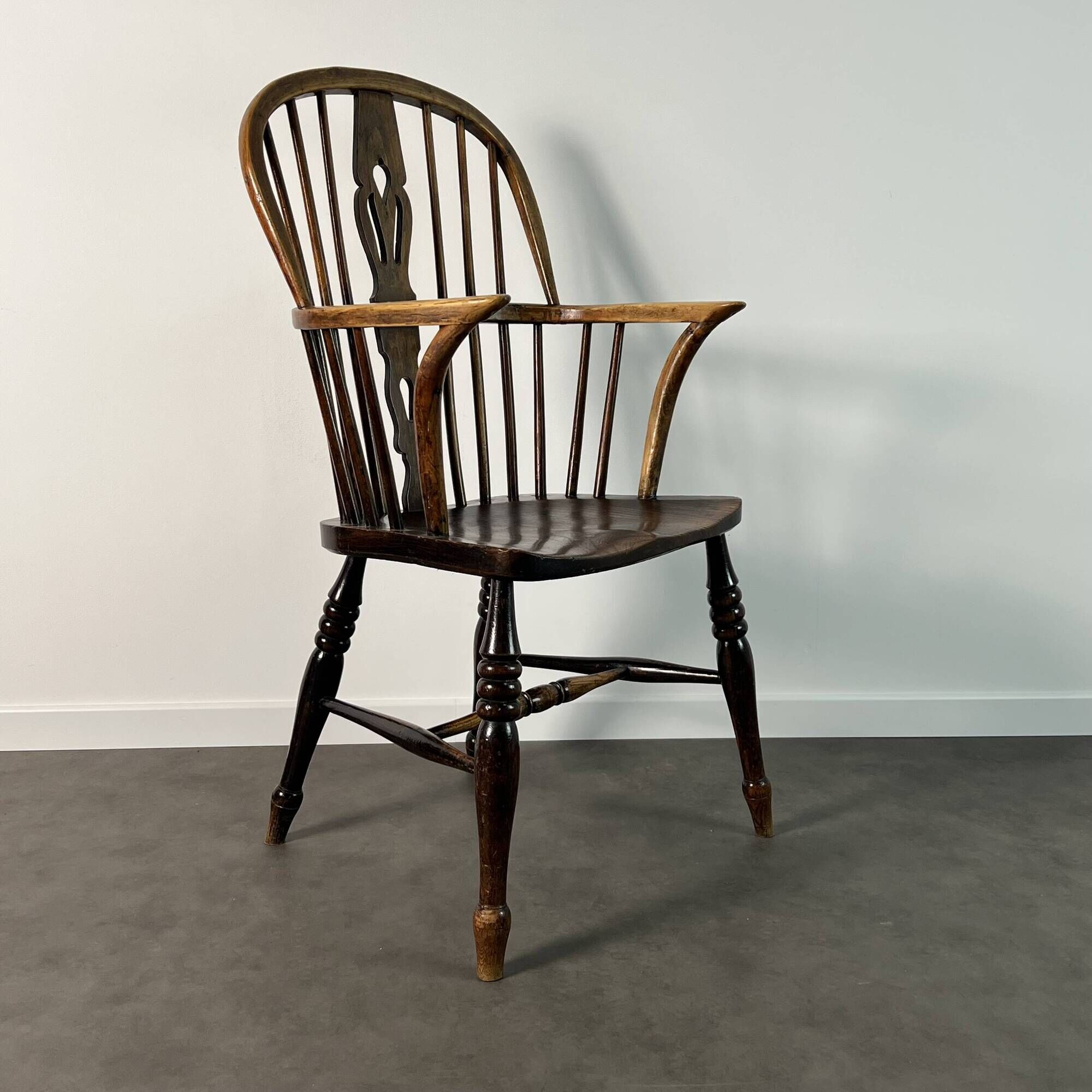 Chair, Windsor Low Back armchair in elm, England, 19th century