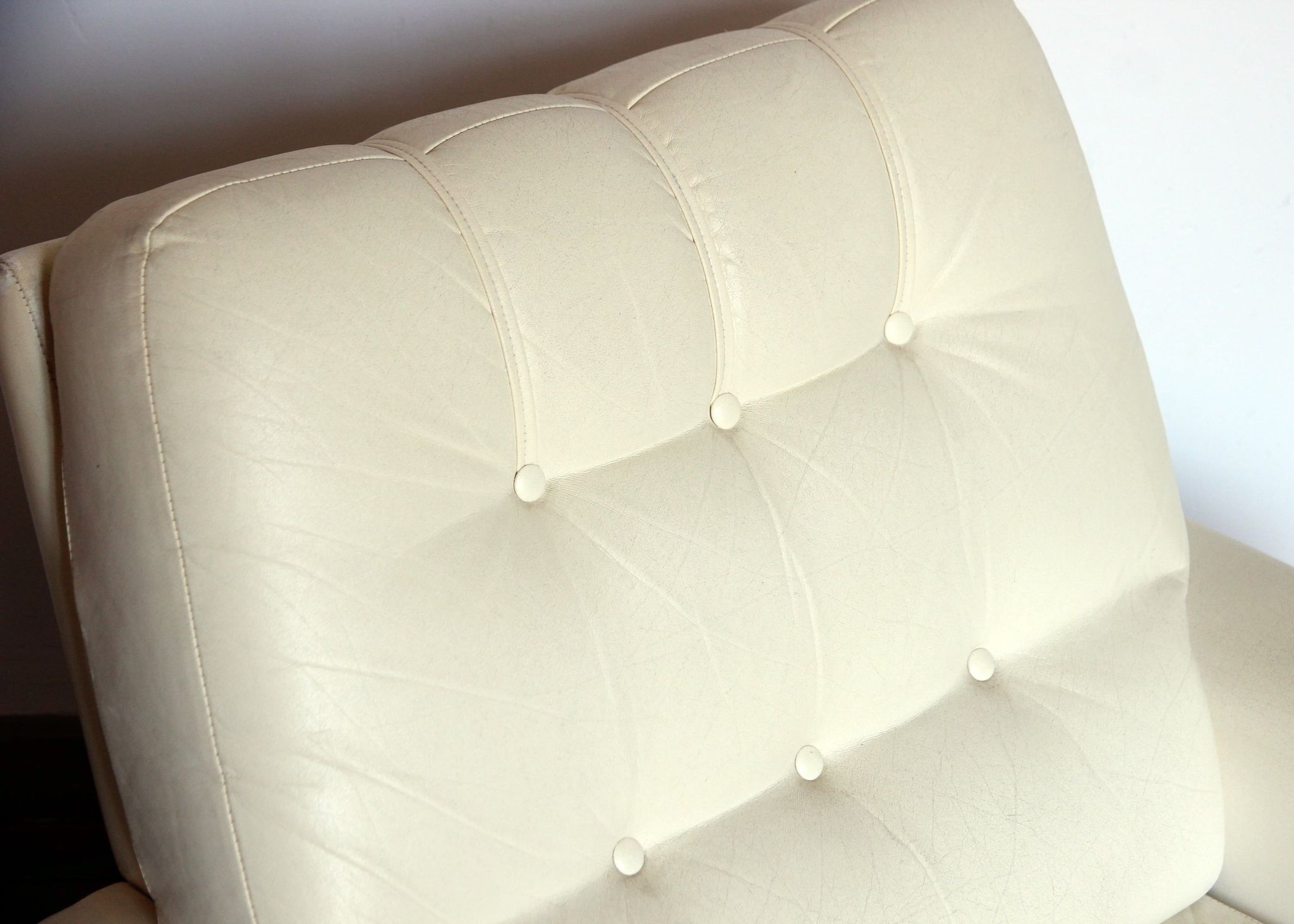 Fauteuil seventies en skaï blanc crème