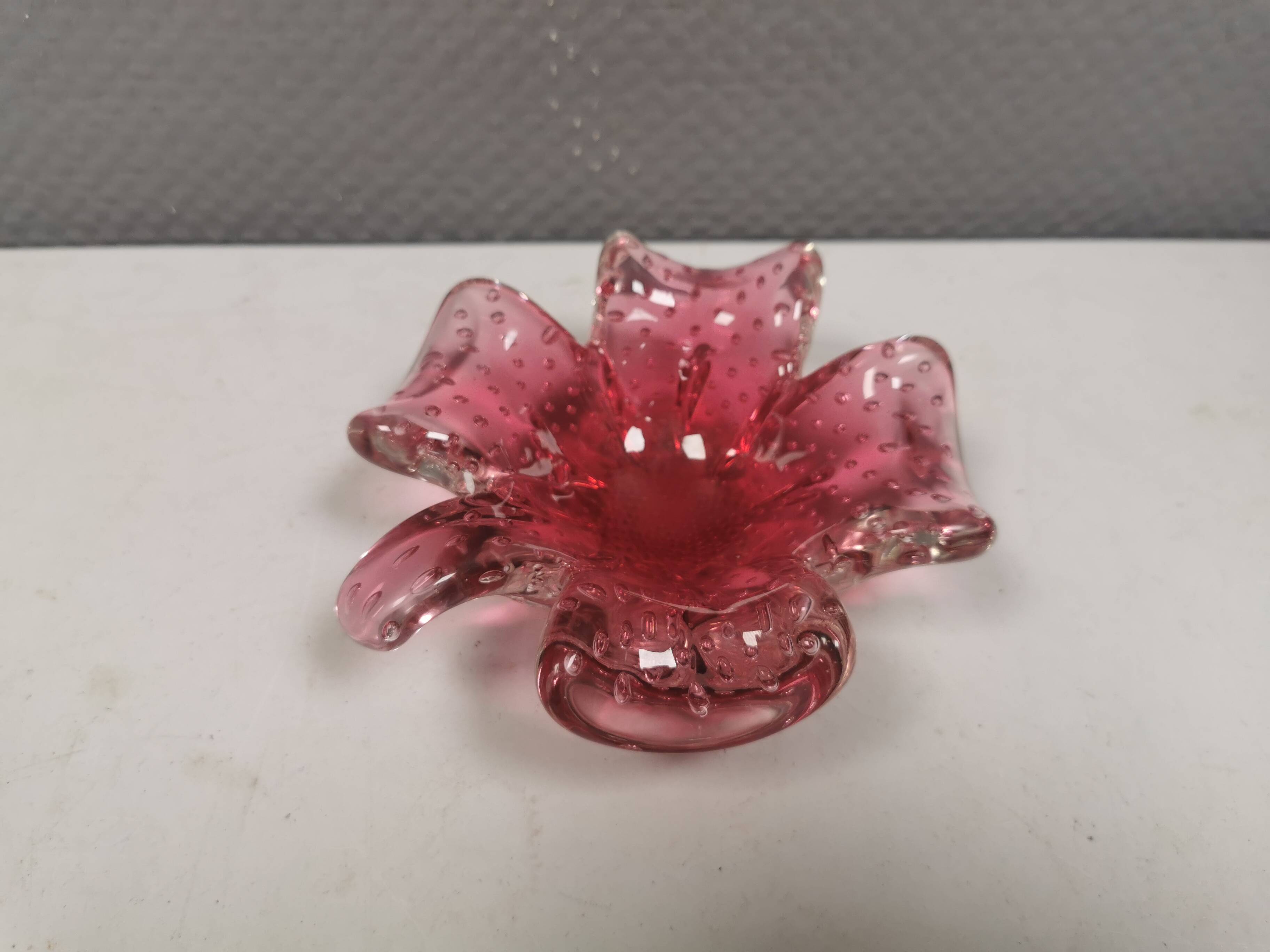 Stylish Murano glass bowl/ashtray in pink, shaped like a four-leaf clover.