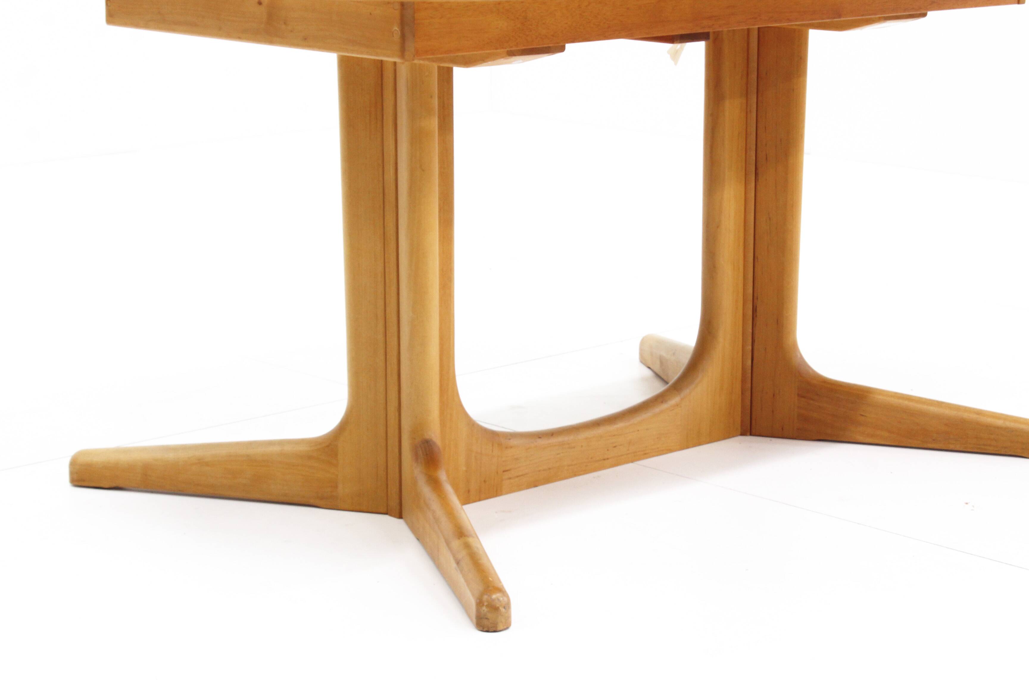 Table à manger ovale extensible vintage danoise en bois massif