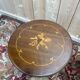 Paire de tables de chevet rondes style Empire, marqueterie florale