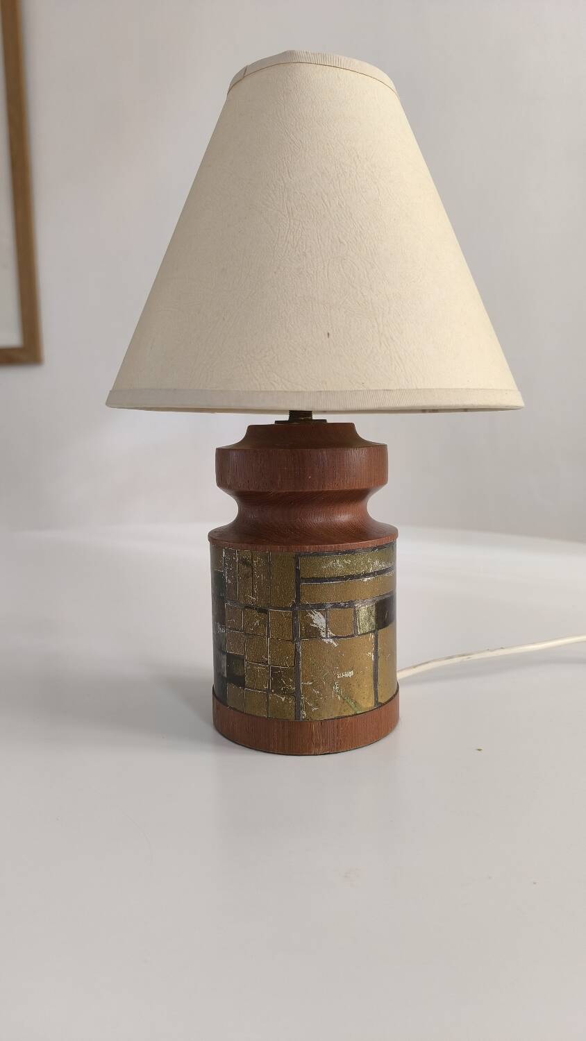 Table lamp in turned wood