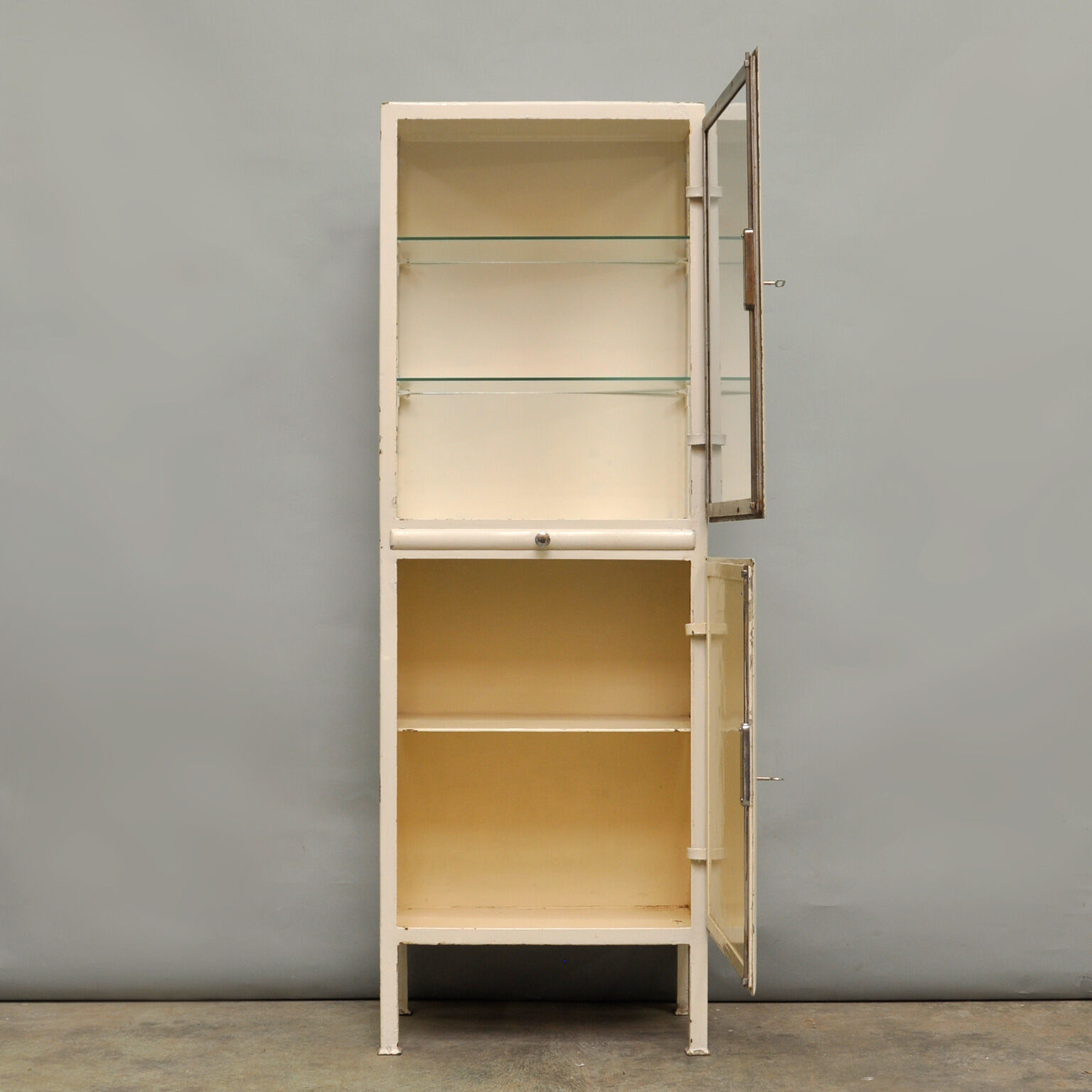 Showcase medical 1940 s