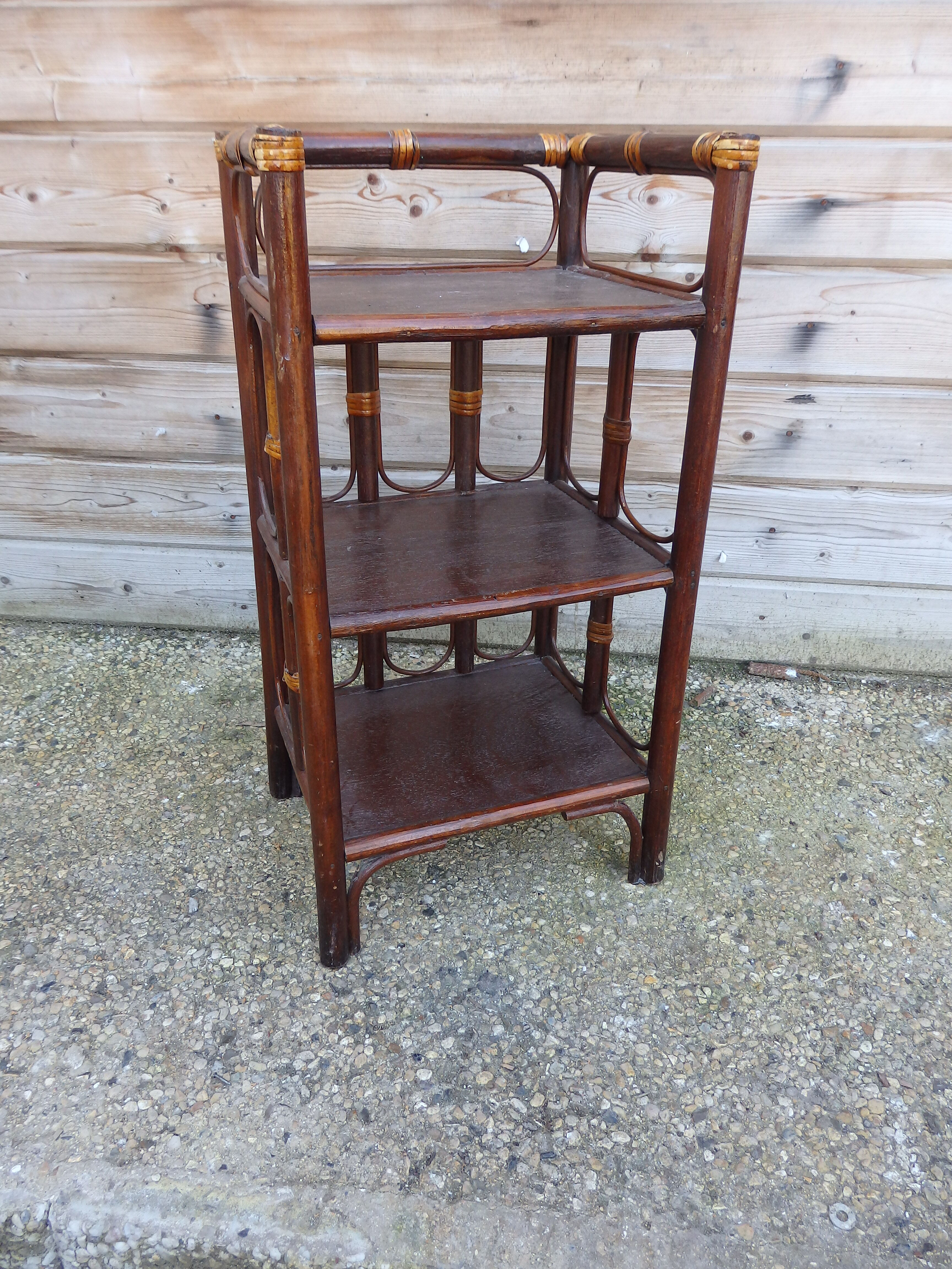 Meuble étagère en rotin vintage