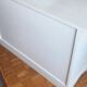 Commode blanche vintage à moulures shabby chic