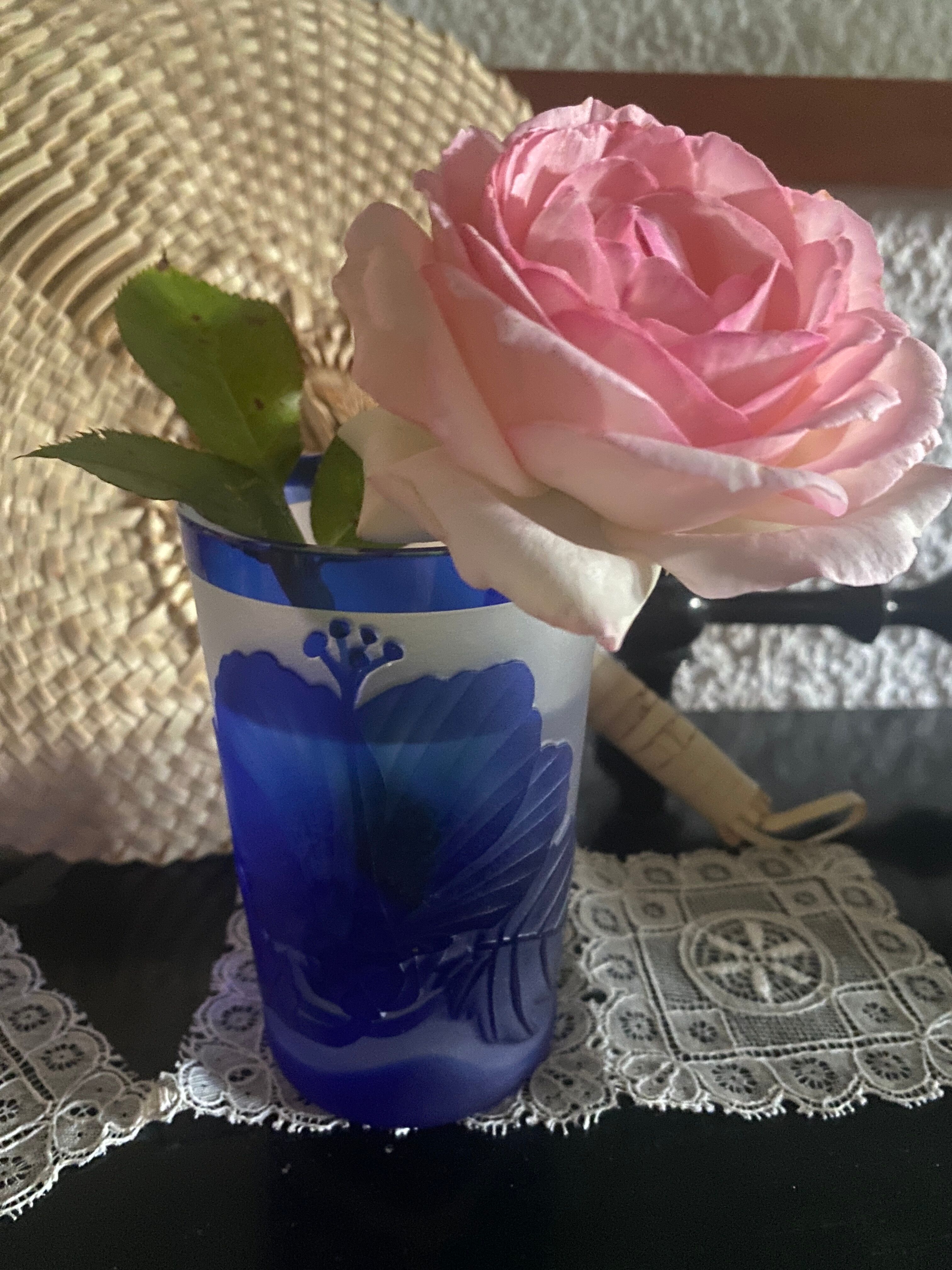 Hibiscus glass paste vase