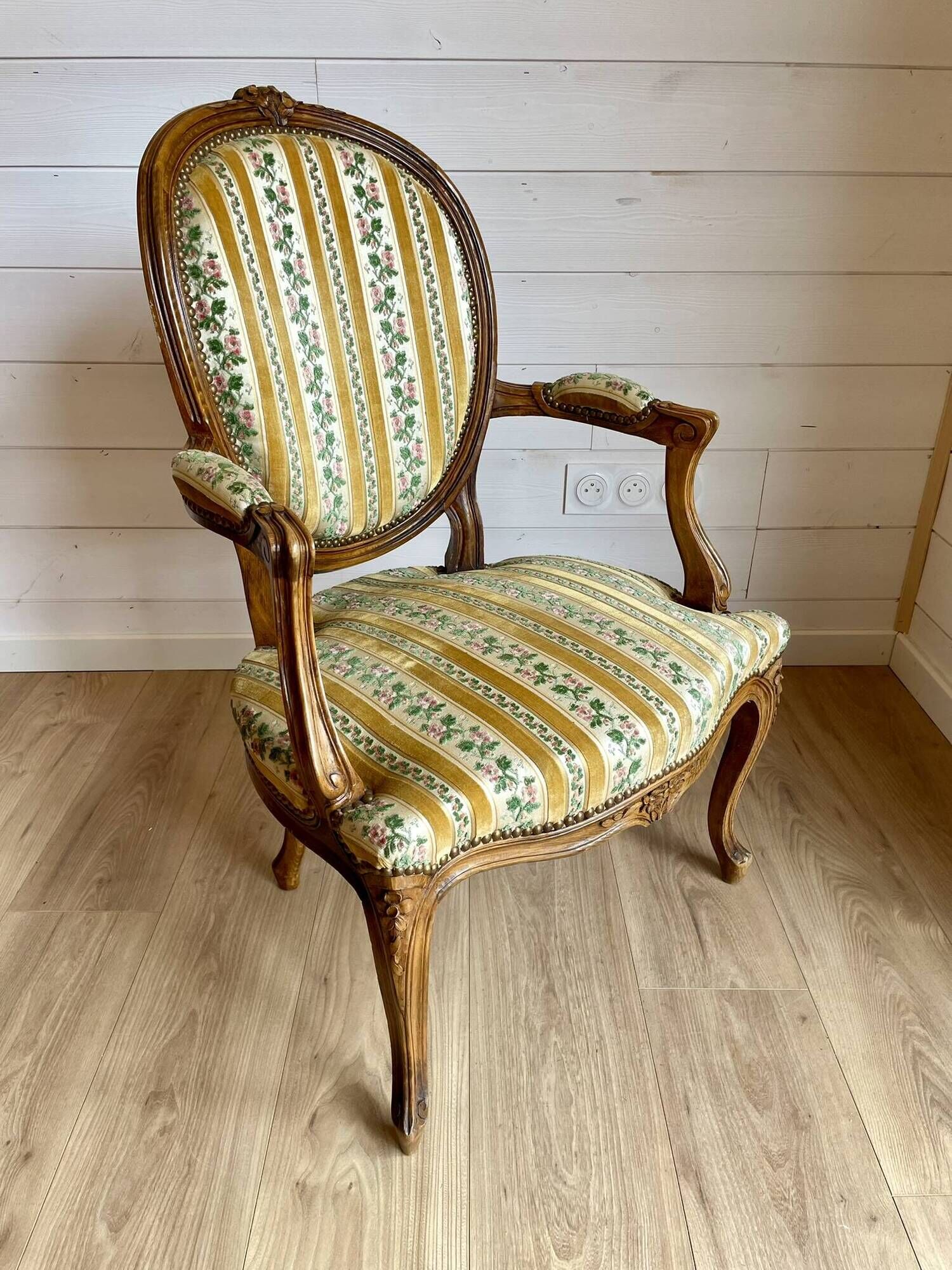 Vintage Louis XVI style medallion armchair – Carved wood and fabric