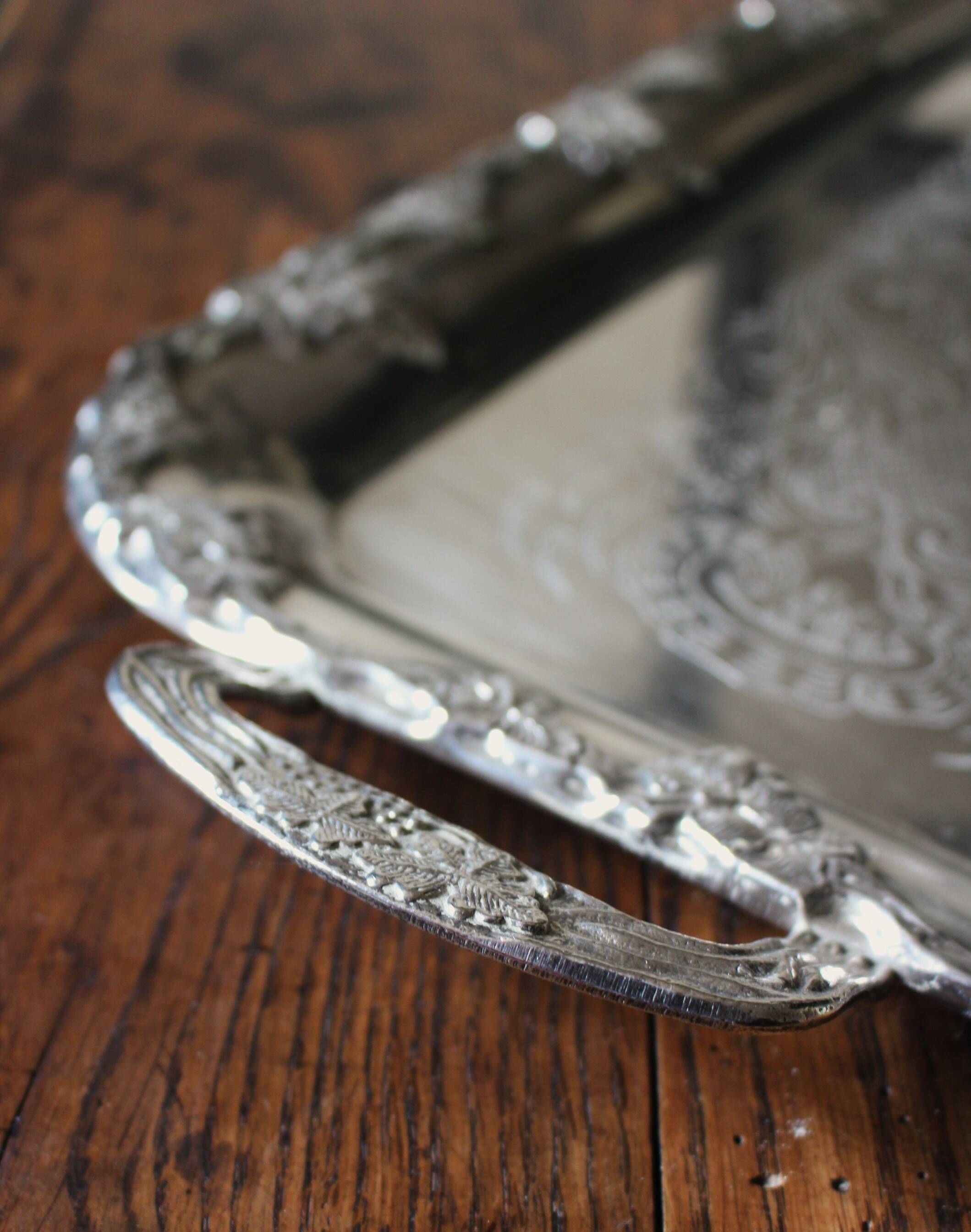 Rectangular metal serving tray with two handles Raisins