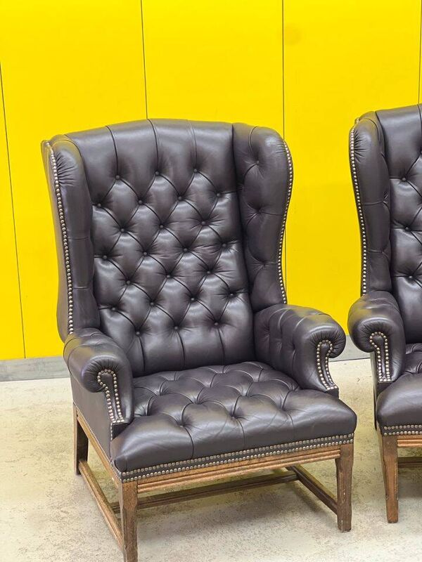 Chaise à dossier à oreilles de style Chesterfield en cuir capitonné vintage (le prix est pour une chaise)
