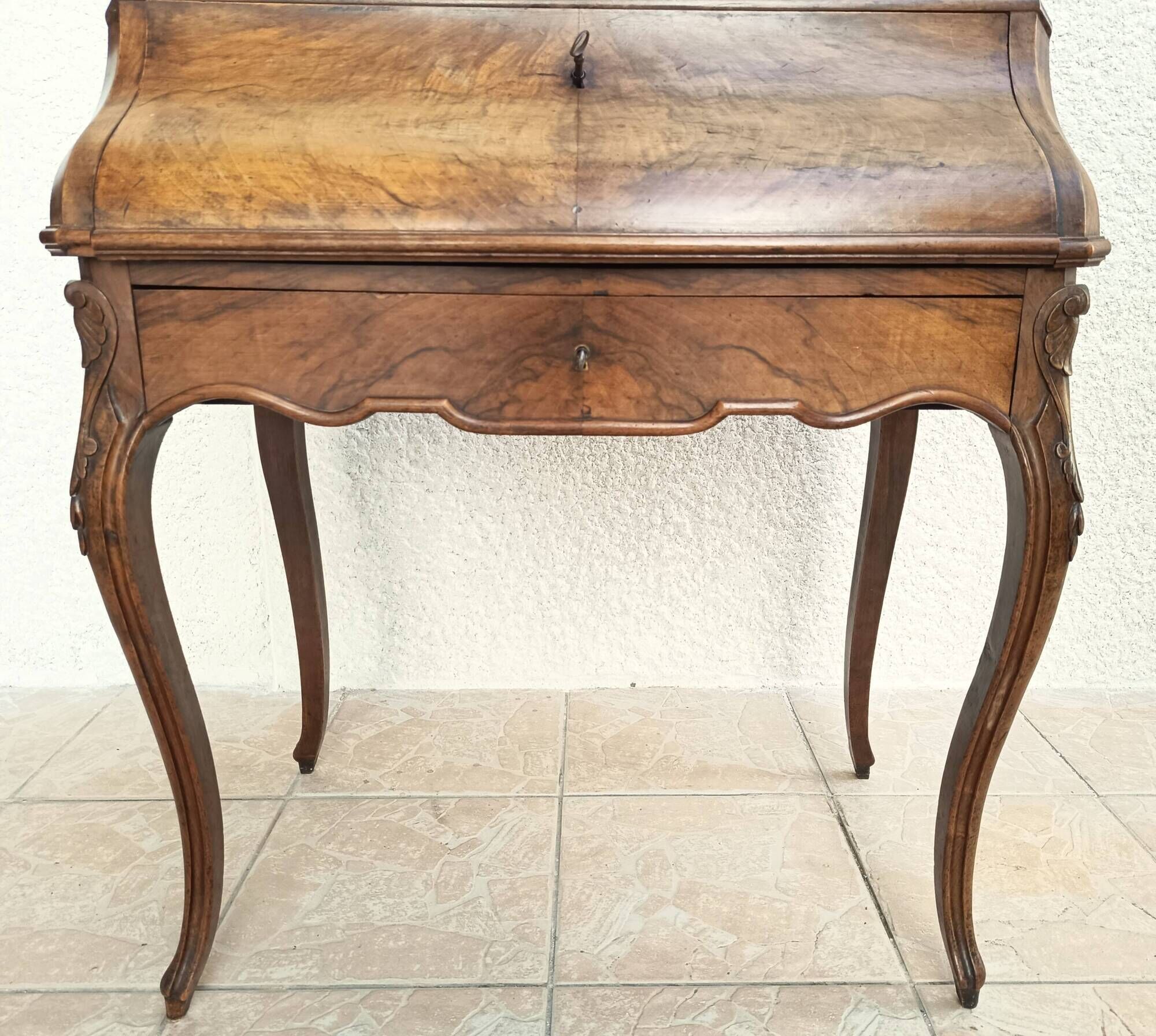 Louis XV slant-top desk in walnut, 19th century.