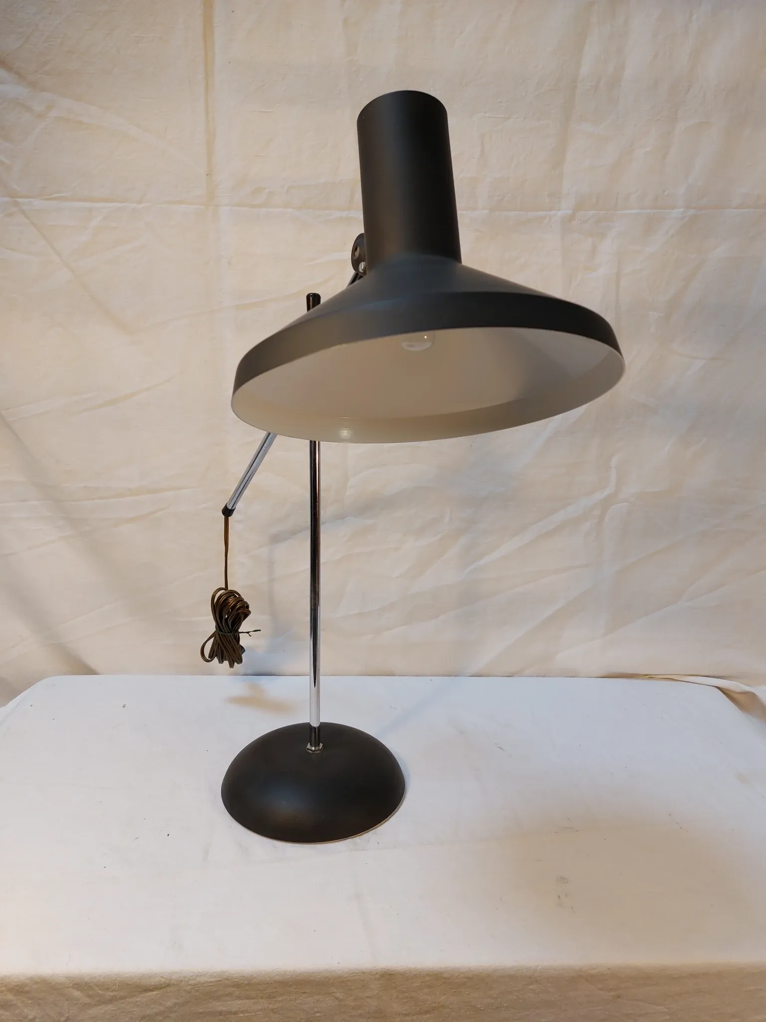 Vintage adjustable desk lamp in black metal and chrome, 1950s-70s.