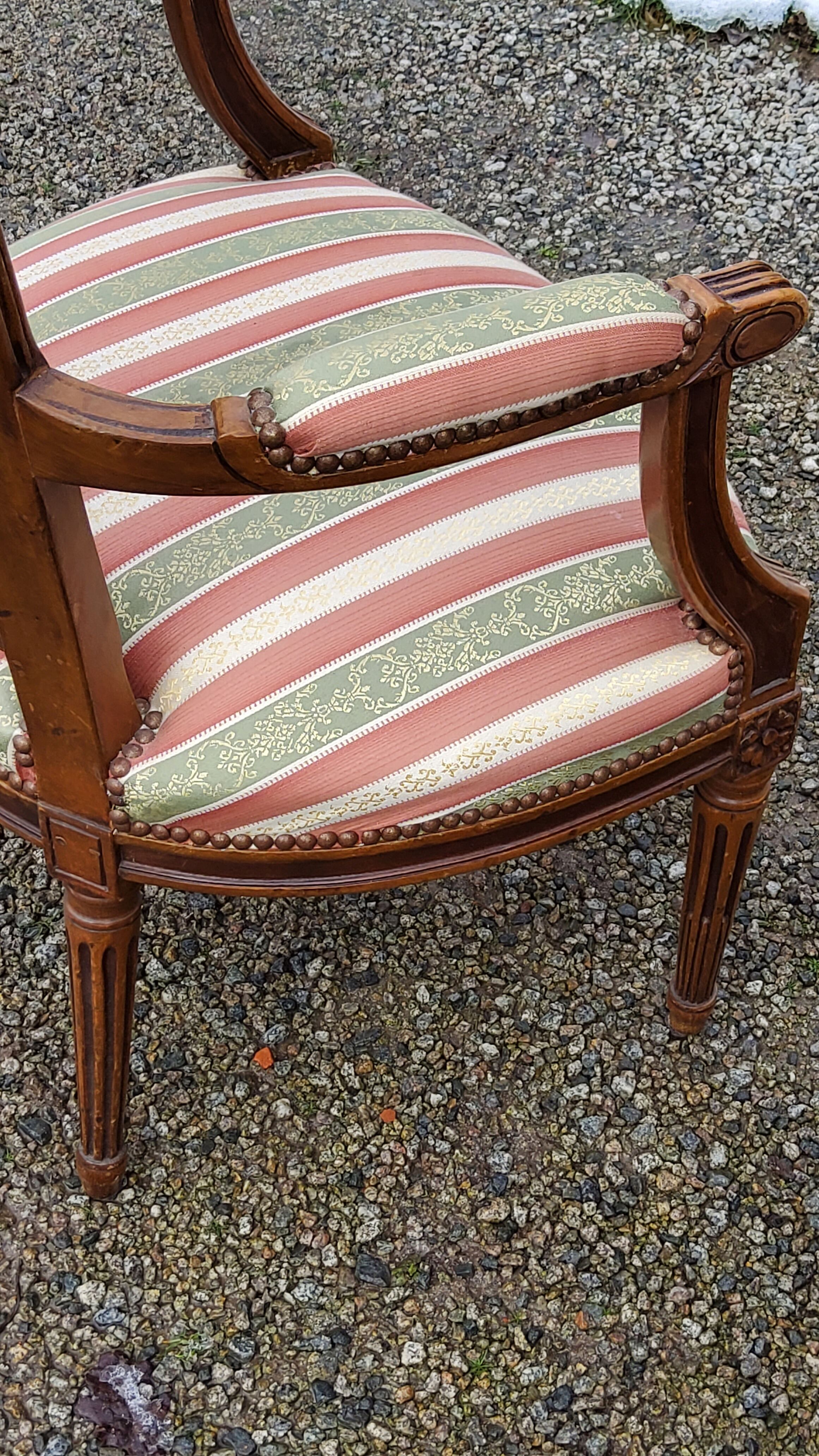 Paire de fauteuils cabriolets de style Louis XVI