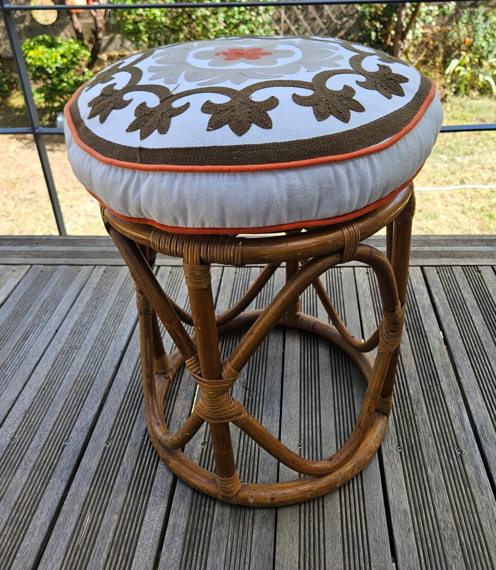 Pouf en rotin avec coussin