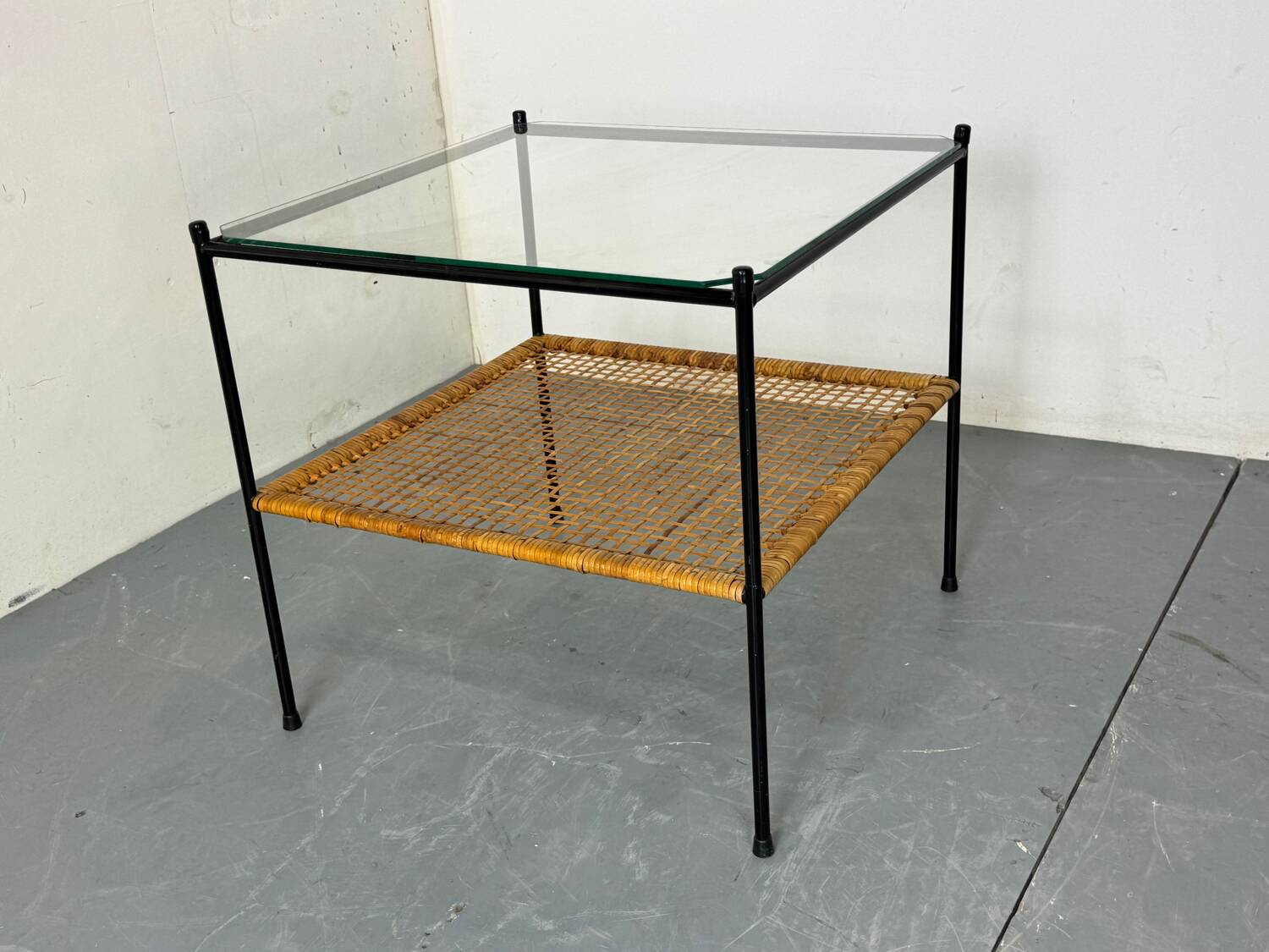 Table d'appoint ou table basse en rotin et verre de style danois moderniste du milieu du siècle