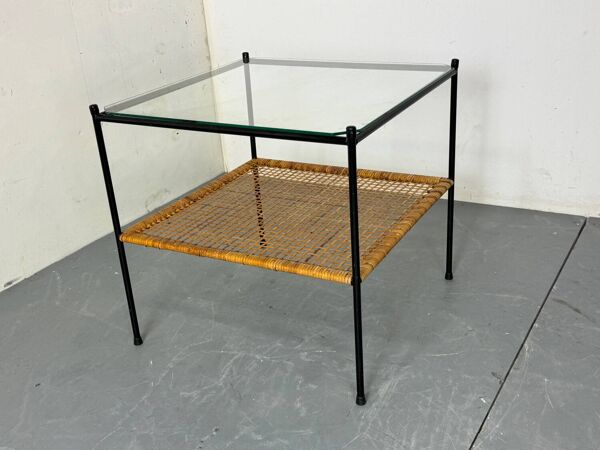 Table d'appoint ou table basse en rotin et verre de style danois moderniste du milieu du siècle