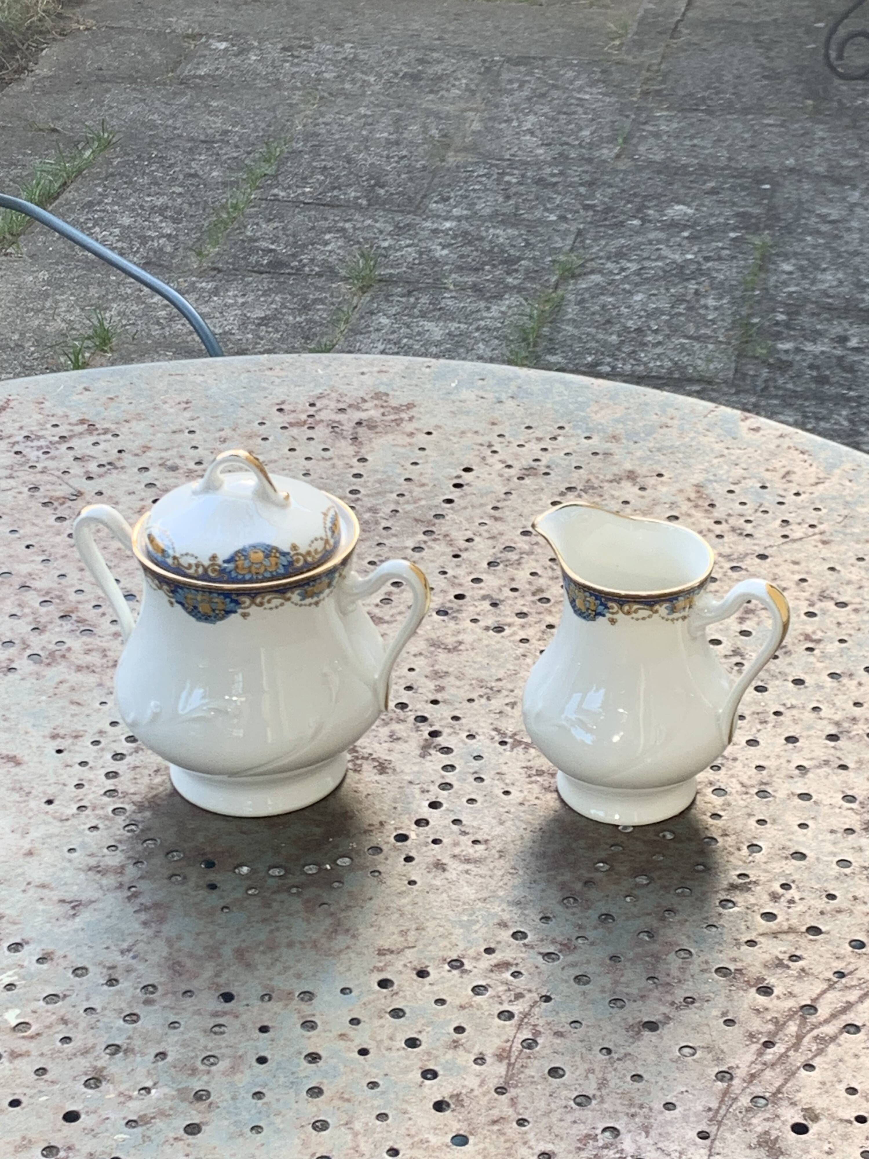 Sucrier et pot a lait, PP limoges france, porcelaine blanche art deco